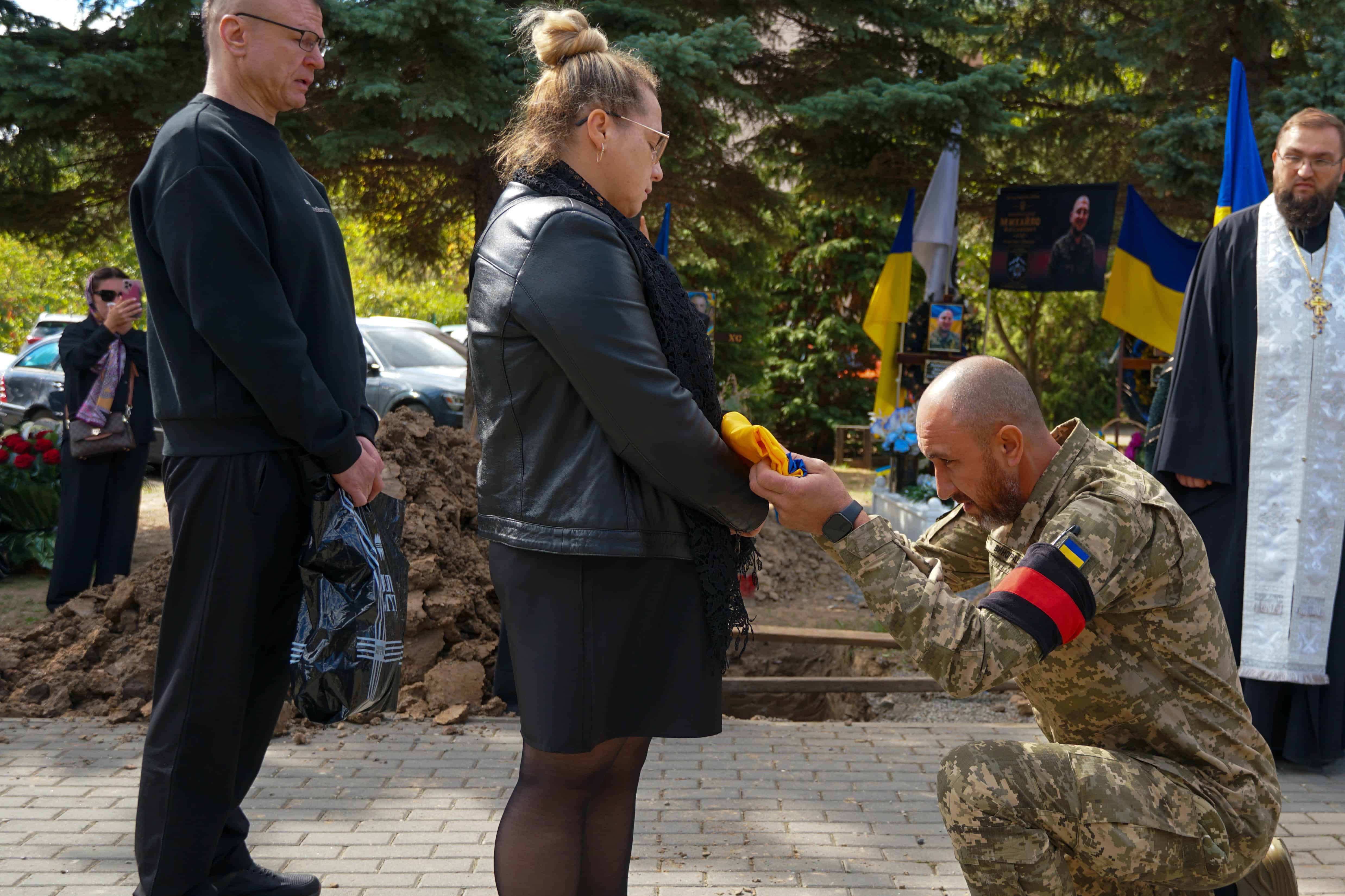 Повернувся «на щиті»: Ужгород сьогодні попрощався зі ще одним Героєм – 24-річним солдатом Олегом Вороном