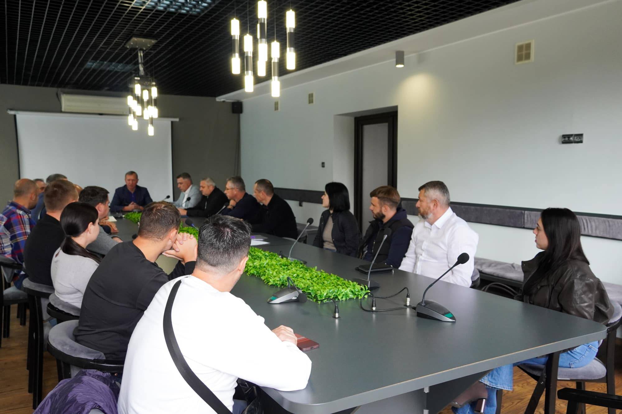 В Ужгородській міській раді під головуванням міського голови Богдана Андріїва відбулася робоча зустріч із представниками будівельного бізнесу, які здійснюють діяльність на території міста