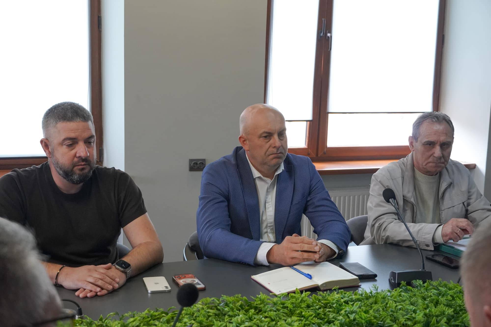 В Ужгородській міській раді під головуванням міського голови Богдана Андріїва відбулася робоча зустріч із представниками будівельного бізнесу, які здійснюють діяльність на території міста