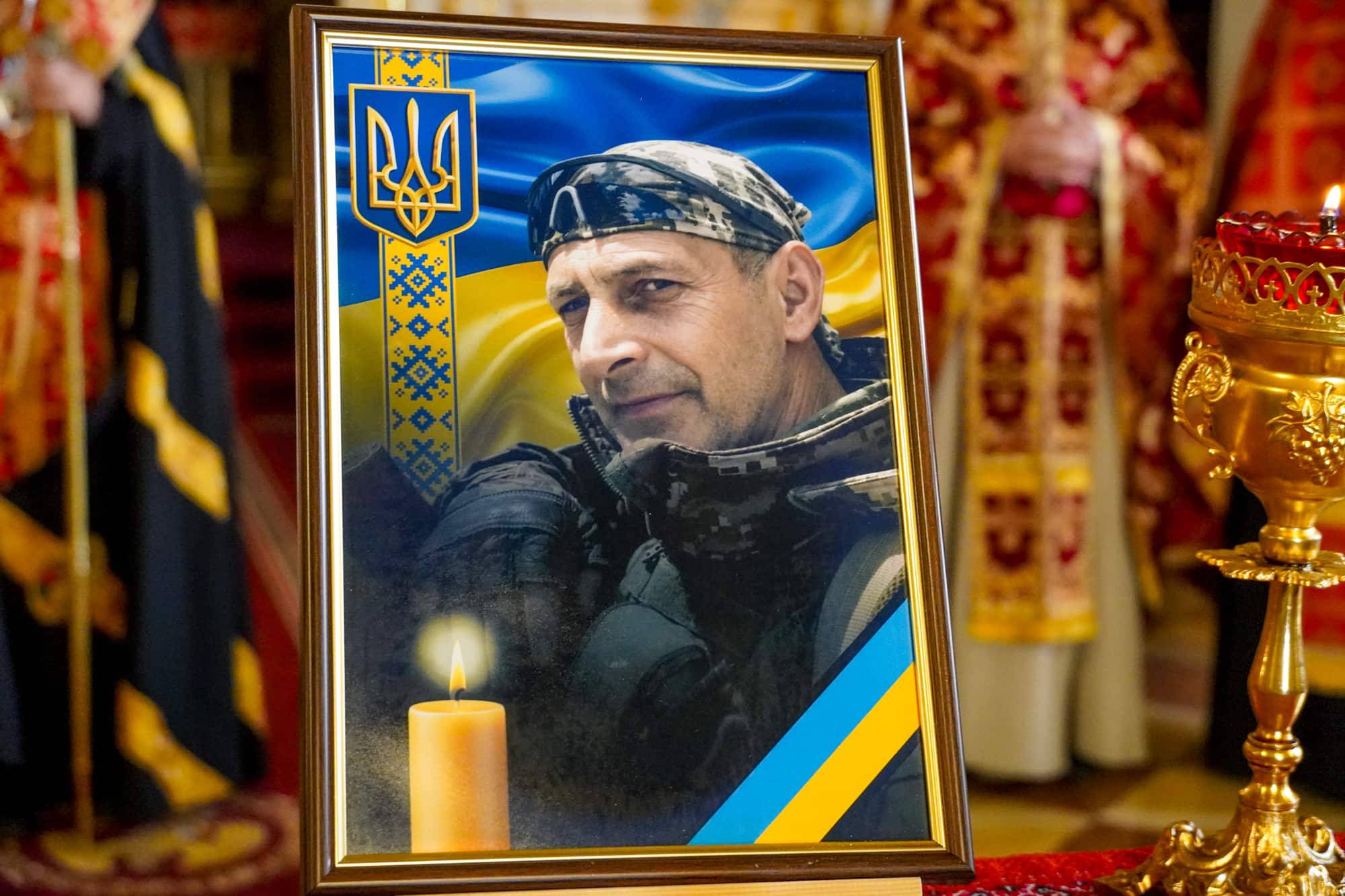 До останнього залишався там, де був потрібен побратимам та рідній Україні: з таким Героєм – 52-річним старшим солдатом Юрієм Сабо – сьогодні попрощався Ужгород