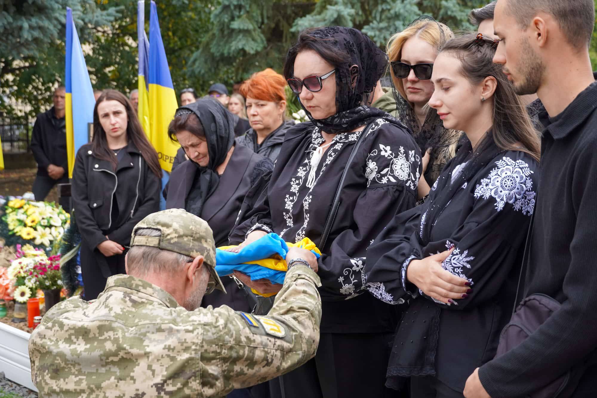 До останнього залишався там, де був потрібен побратимам та рідній Україні: з таким Героєм – 52-річним старшим солдатом Юрієм Сабо – сьогодні попрощався Ужгород