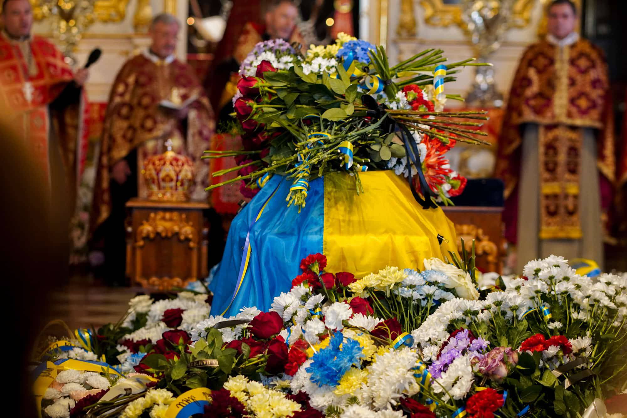 До останнього залишався там, де був потрібен побратимам та рідній Україні: з таким Героєм – 52-річним старшим солдатом Юрієм Сабо – сьогодні попрощався Ужгород