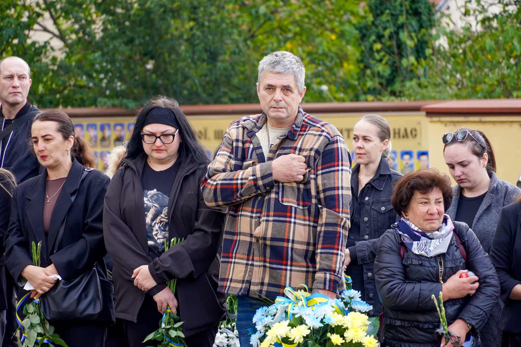 До останнього залишався там, де був потрібен побратимам та рідній Україні: з таким Героєм – 52-річним старшим солдатом Юрієм Сабо – сьогодні попрощався Ужгород