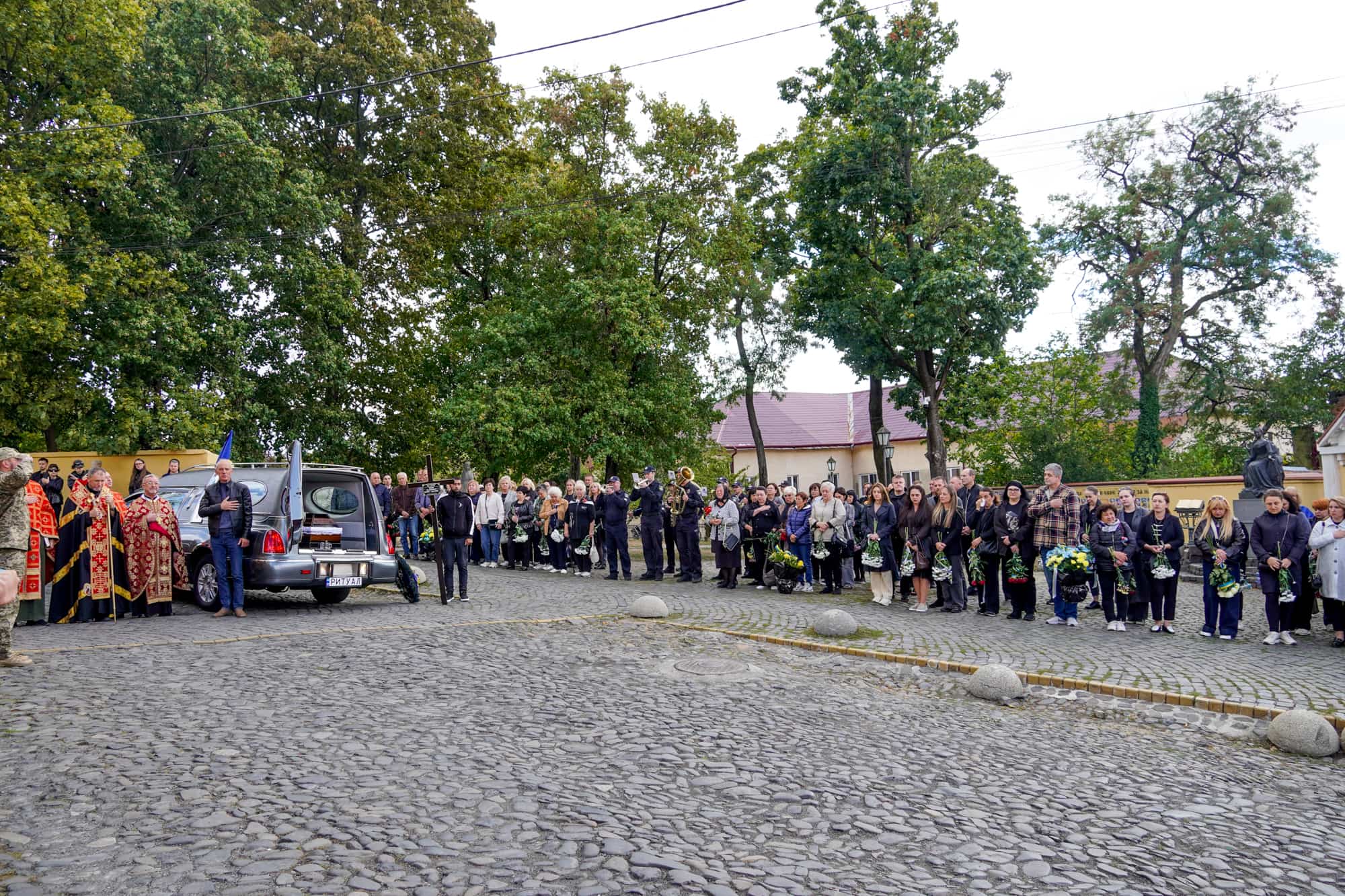 До останнього залишався там, де був потрібен побратимам та рідній Україні: з таким Героєм – 52-річним старшим солдатом Юрієм Сабо – сьогодні попрощався Ужгород