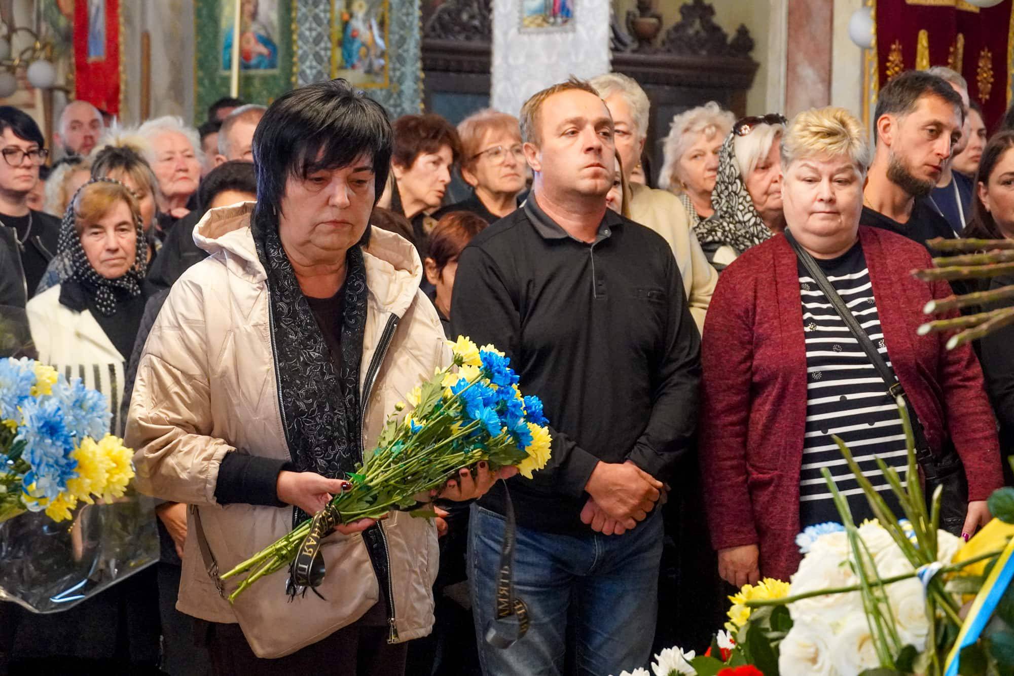 До останнього залишався там, де був потрібен побратимам та рідній Україні: з таким Героєм – 52-річним старшим солдатом Юрієм Сабо – сьогодні попрощався Ужгород