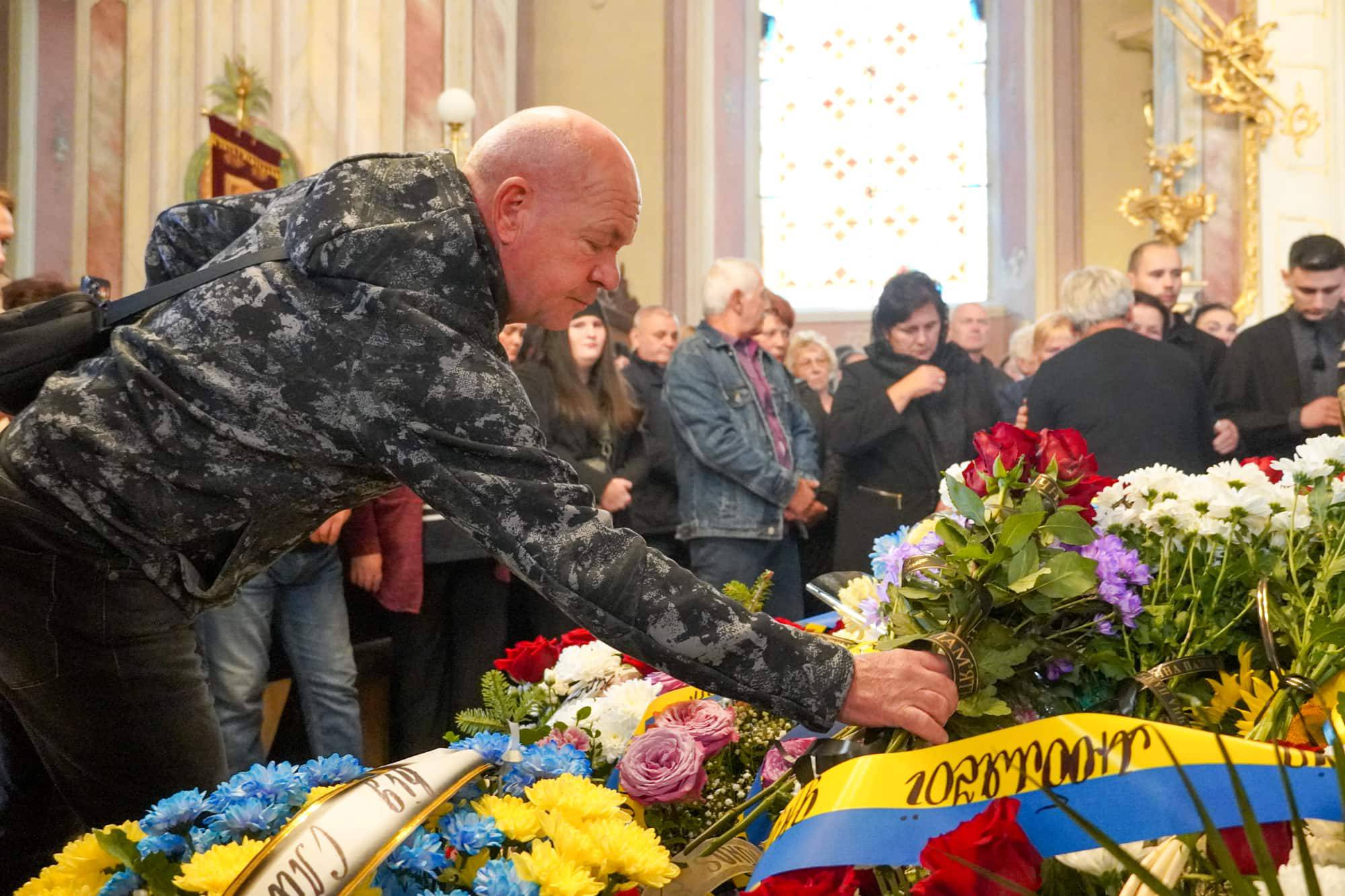 До останнього залишався там, де був потрібен побратимам та рідній Україні: з таким Героєм – 52-річним старшим солдатом Юрієм Сабо – сьогодні попрощався Ужгород