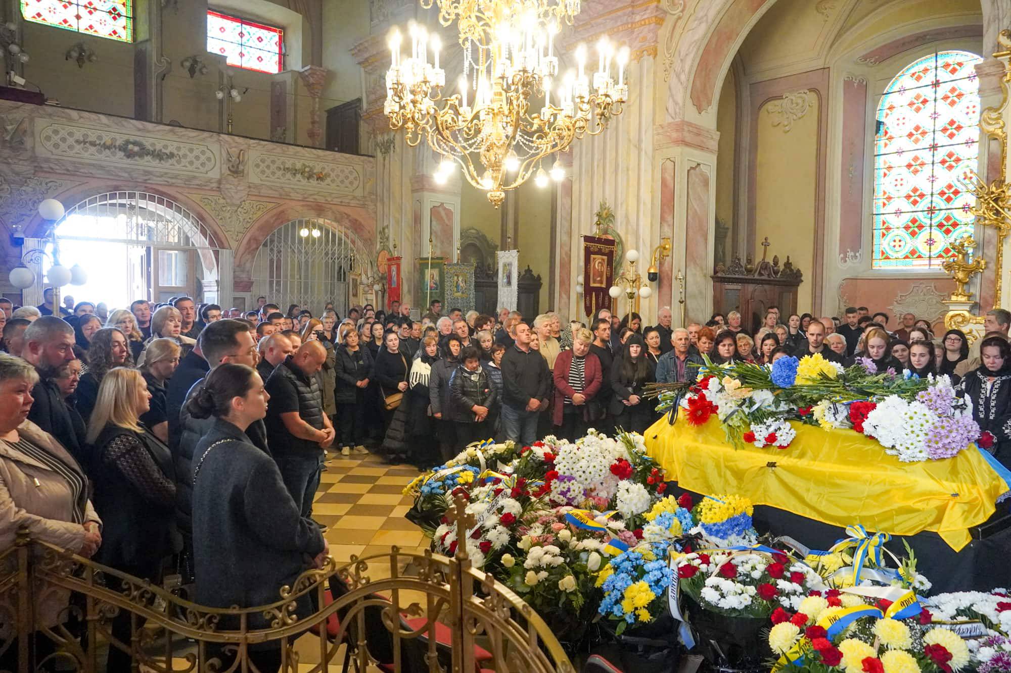 До останнього залишався там, де був потрібен побратимам та рідній Україні: з таким Героєм – 52-річним старшим солдатом Юрієм Сабо – сьогодні попрощався Ужгород