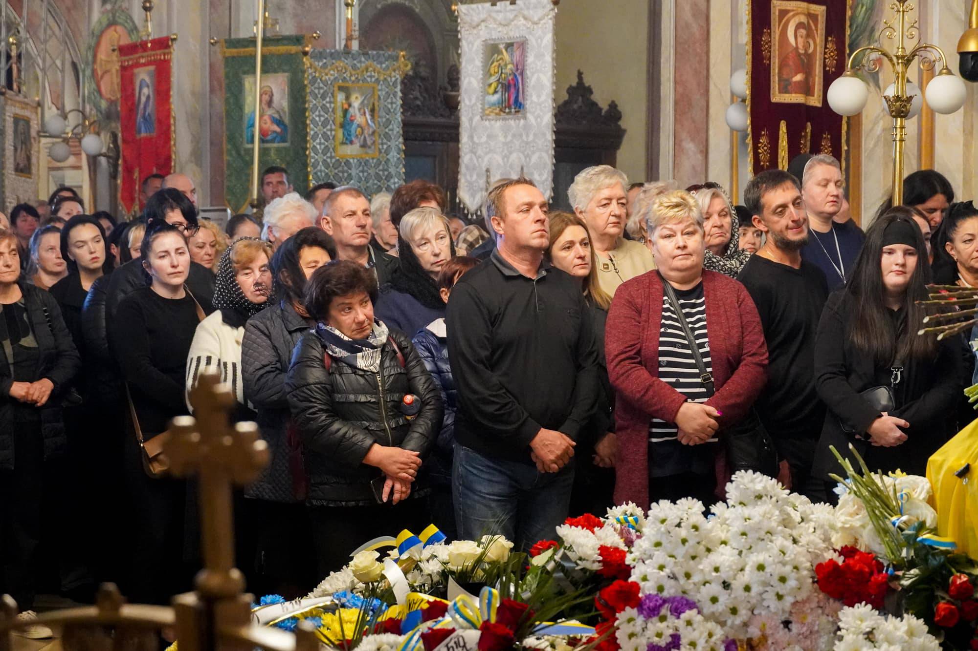 До останнього залишався там, де був потрібен побратимам та рідній Україні: з таким Героєм – 52-річним старшим солдатом Юрієм Сабо – сьогодні попрощався Ужгород