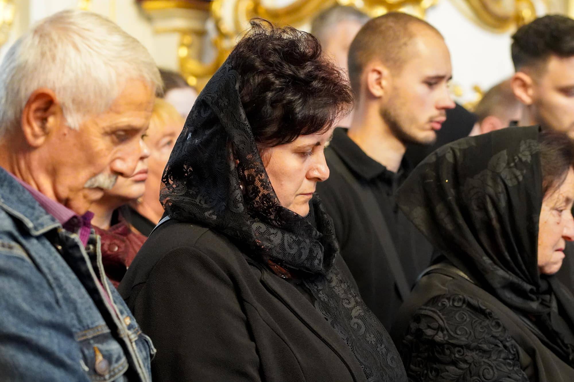 До останнього залишався там, де був потрібен побратимам та рідній Україні: з таким Героєм – 52-річним старшим солдатом Юрієм Сабо – сьогодні попрощався Ужгород