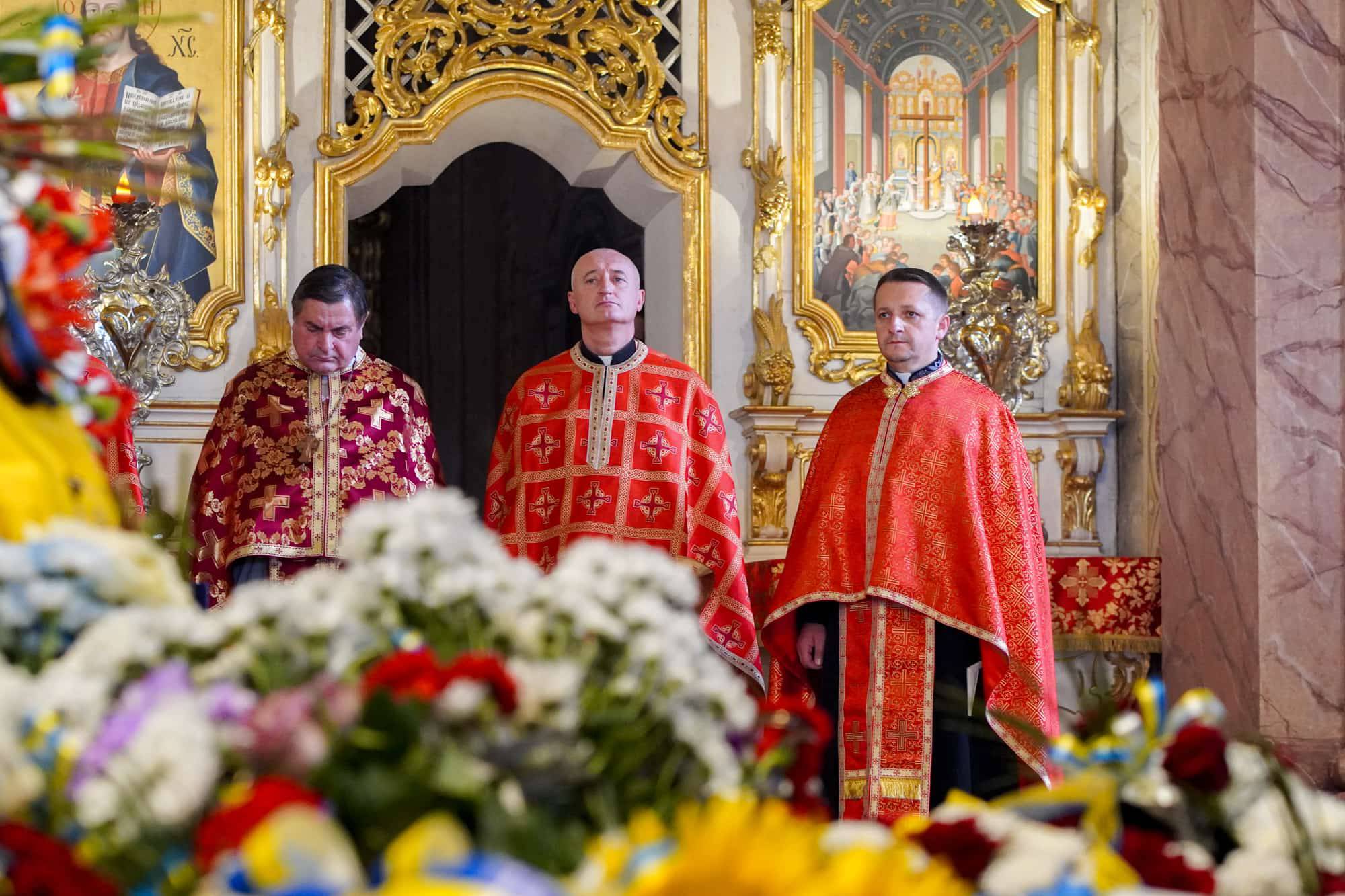 До останнього залишався там, де був потрібен побратимам та рідній Україні: з таким Героєм – 52-річним старшим солдатом Юрієм Сабо – сьогодні попрощався Ужгород