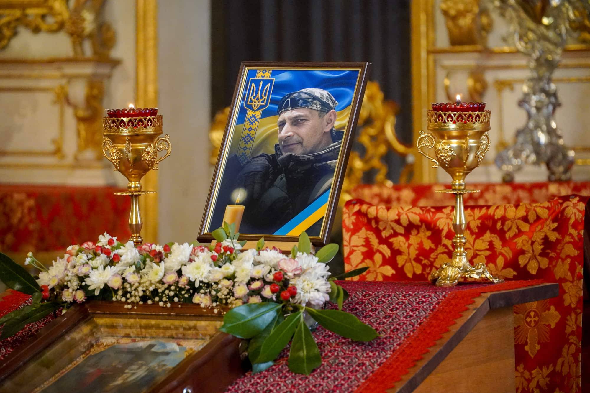 До останнього залишався там, де був потрібен побратимам та рідній Україні: з таким Героєм – 52-річним старшим солдатом Юрієм Сабо – сьогодні попрощався Ужгород