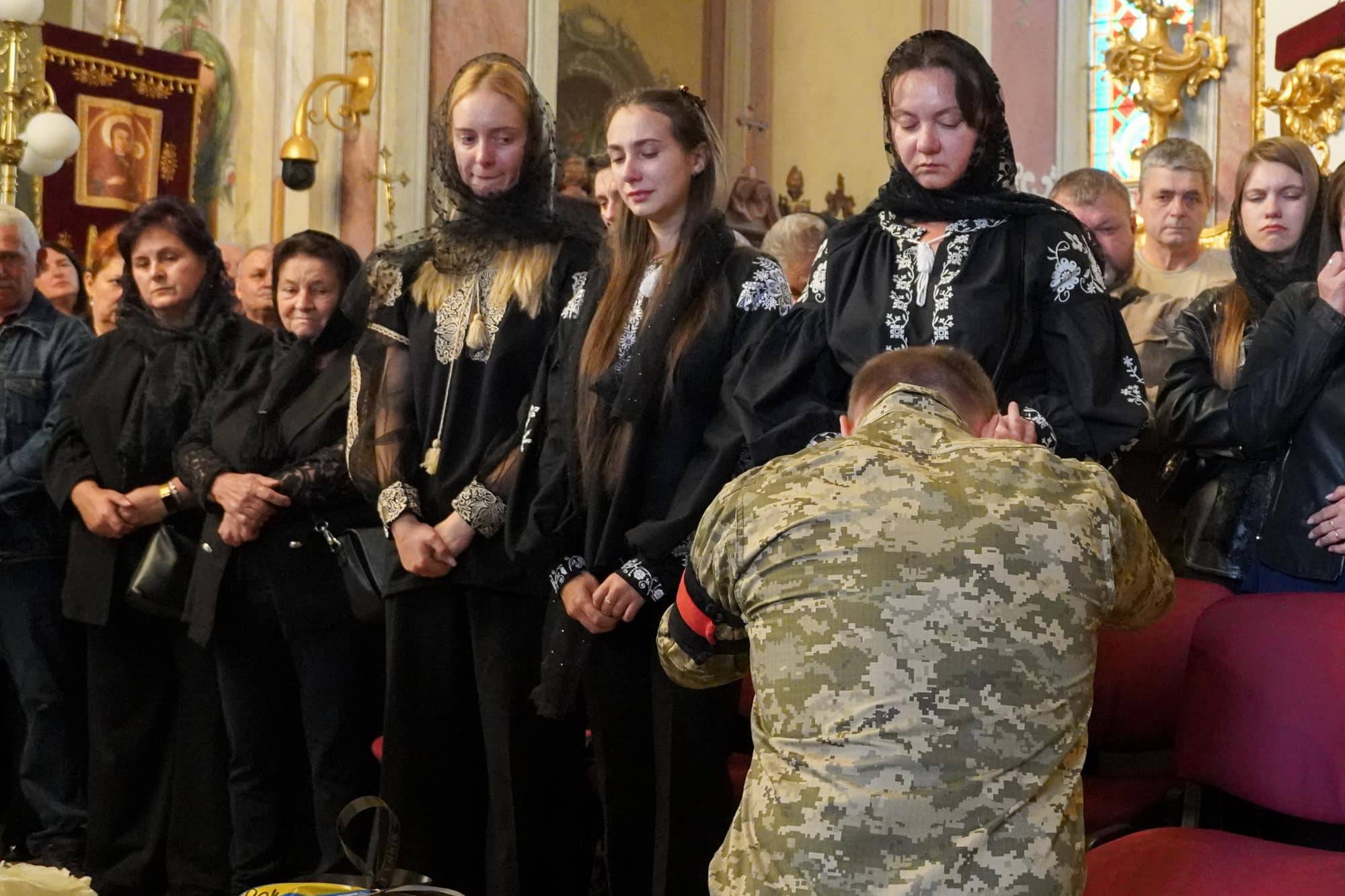 До останнього залишався там, де був потрібен побратимам та рідній Україні: з таким Героєм – 52-річним старшим солдатом Юрієм Сабо – сьогодні попрощався Ужгород