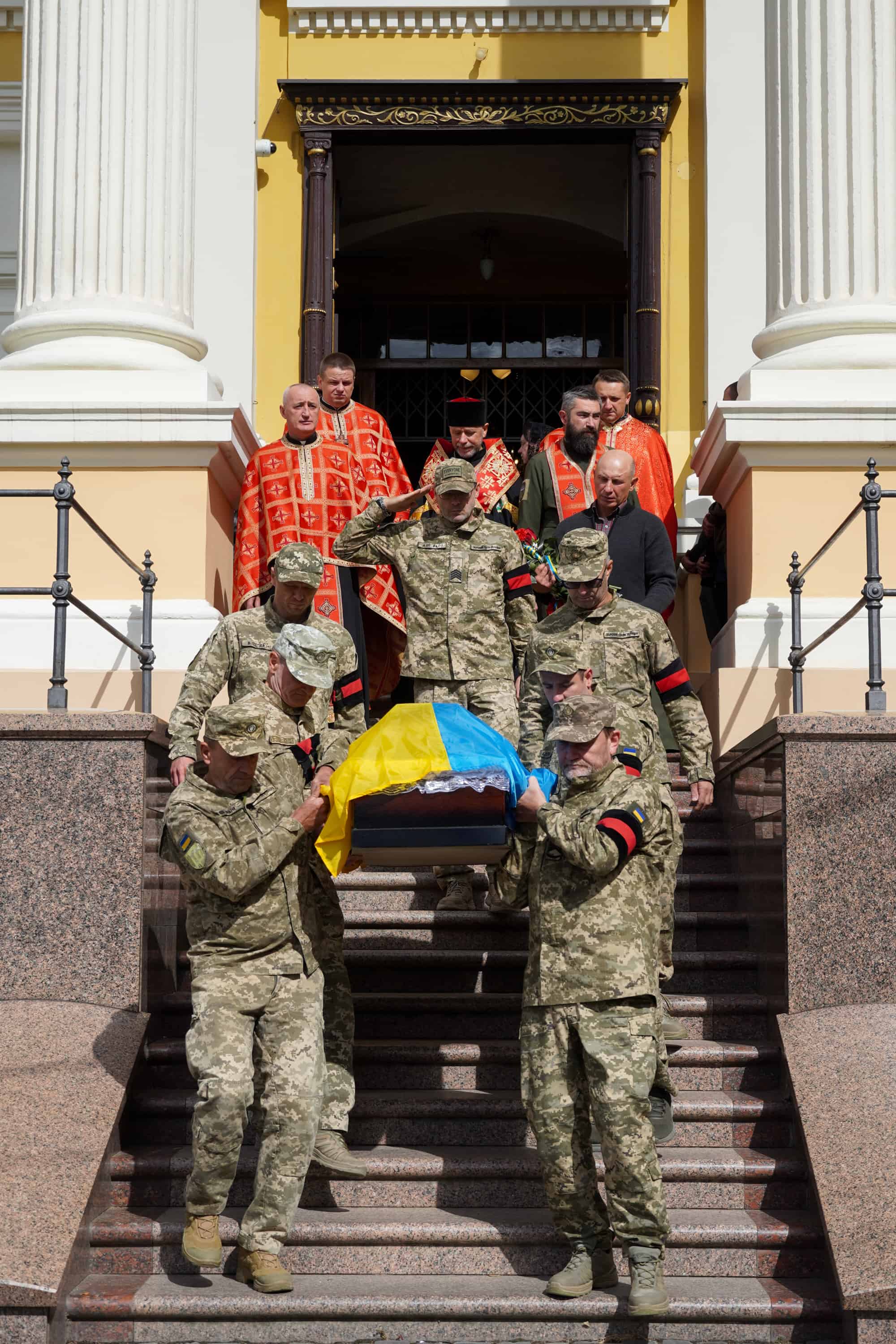 До останнього залишався там, де був потрібен побратимам та рідній Україні: з таким Героєм – 52-річним старшим солдатом Юрієм Сабо – сьогодні попрощався Ужгород
