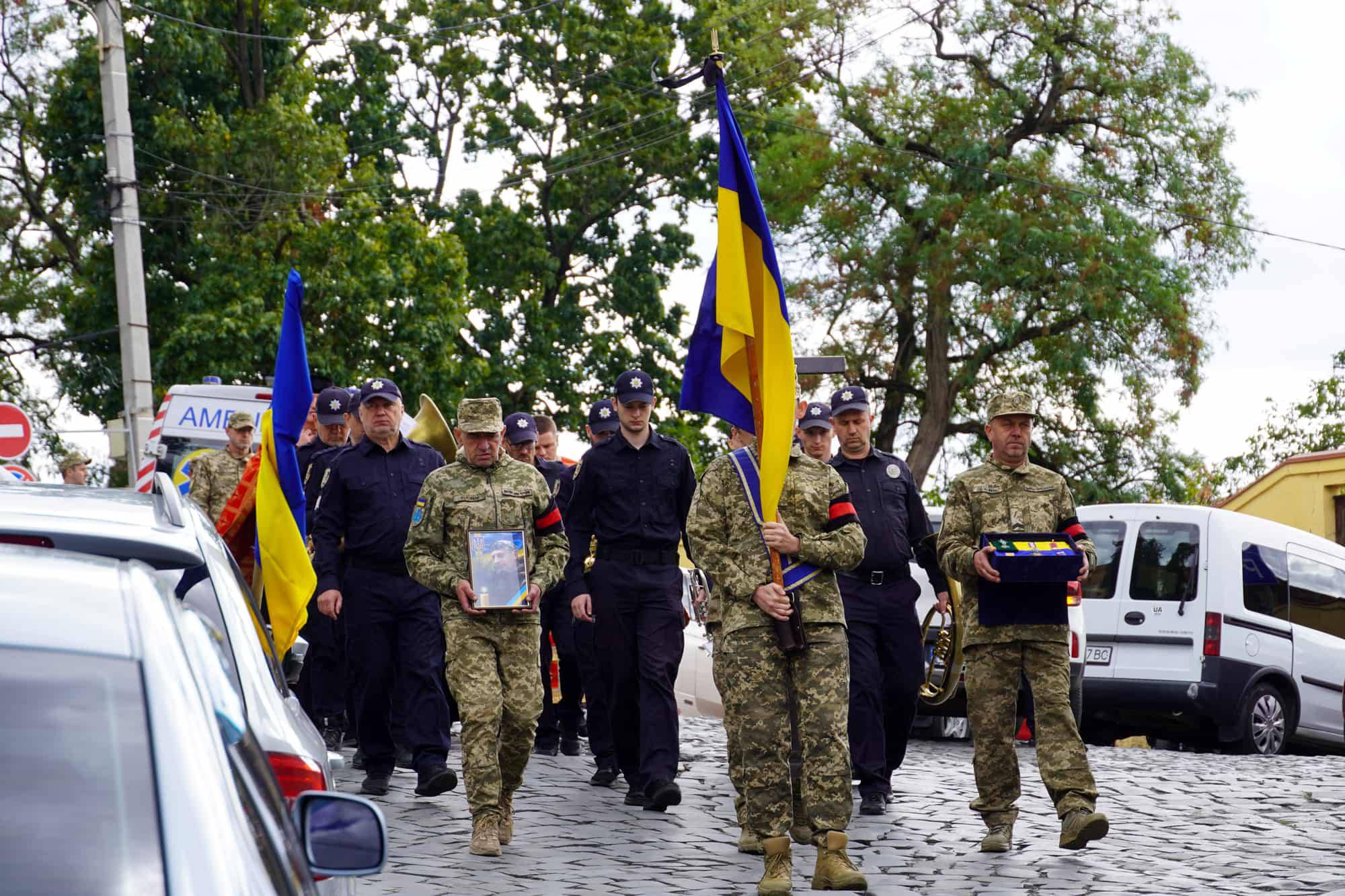 До останнього залишався там, де був потрібен побратимам та рідній Україні: з таким Героєм – 52-річним старшим солдатом Юрієм Сабо – сьогодні попрощався Ужгород