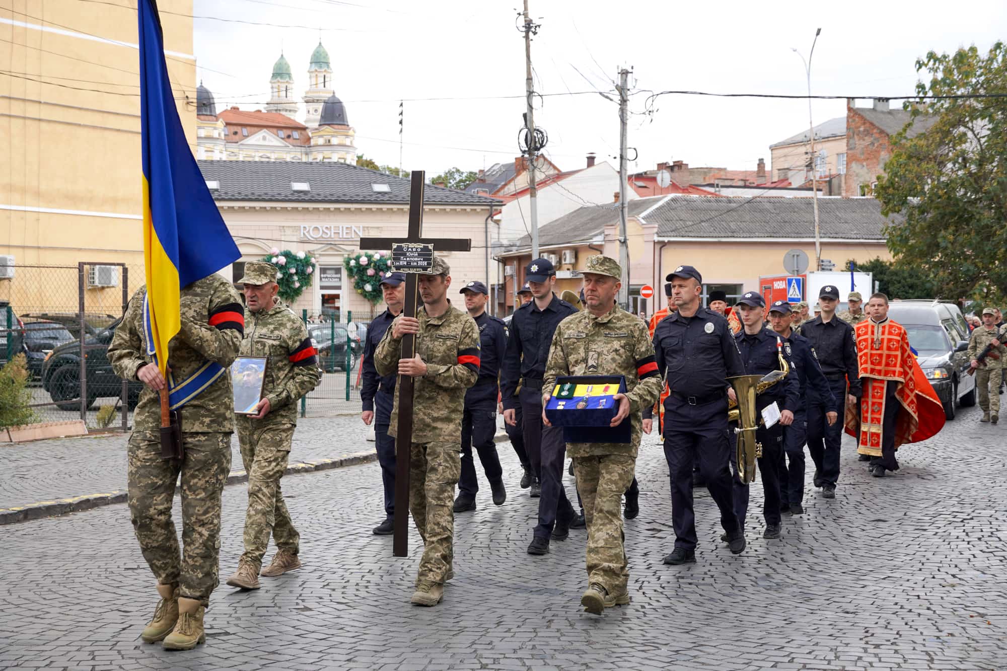 До останнього залишався там, де був потрібен побратимам та рідній Україні: з таким Героєм – 52-річним старшим солдатом Юрієм Сабо – сьогодні попрощався Ужгород