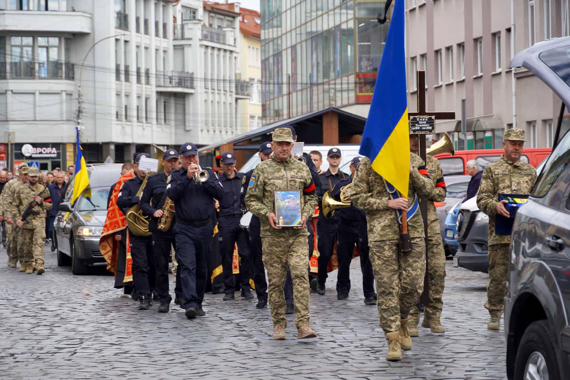 До останнього залишався там, де був потрібен побратимам та рідній Україні: з таким Героєм – 52-річним старшим солдатом Юрієм Сабо – сьогодні попрощався Ужгород