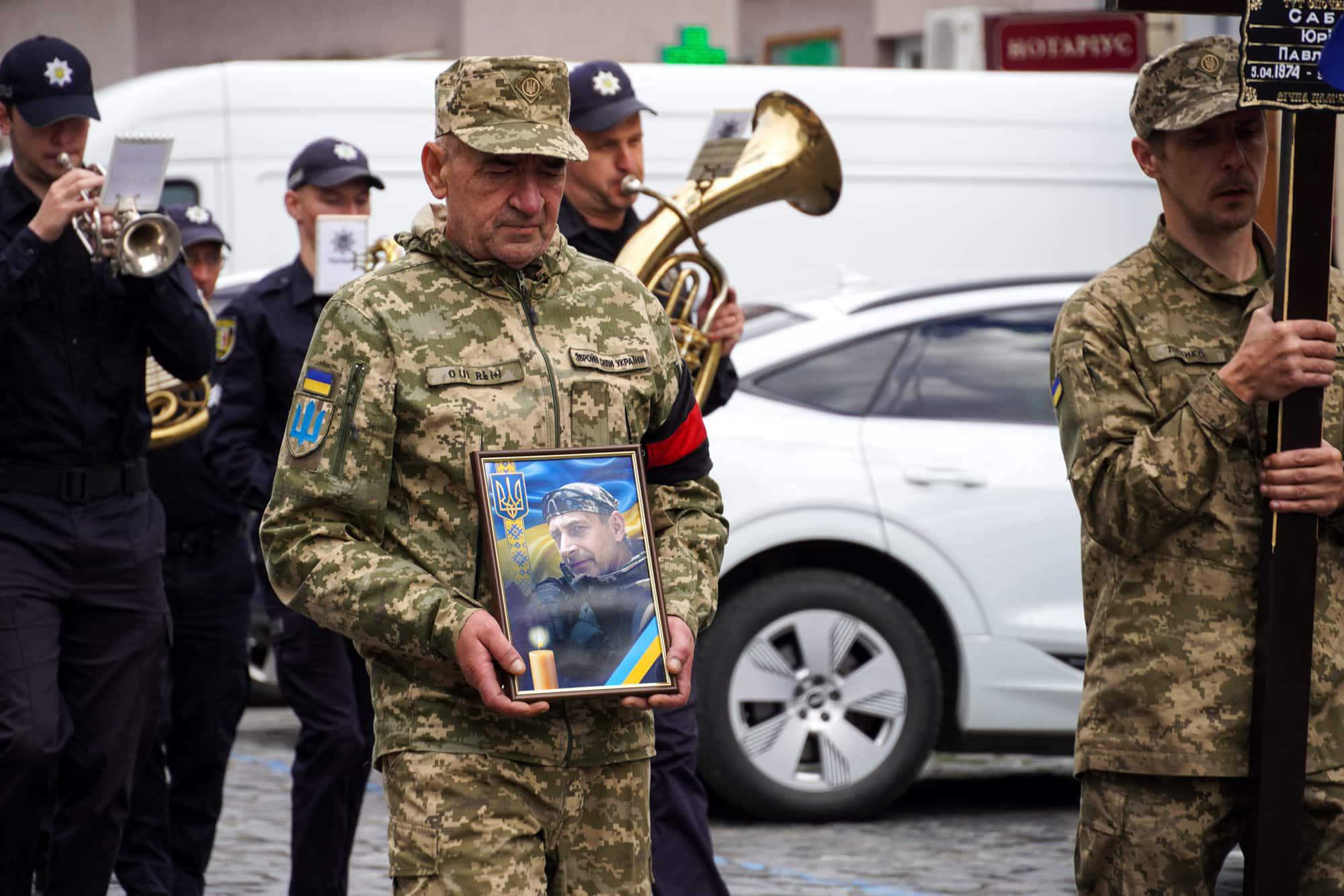 До останнього залишався там, де був потрібен побратимам та рідній Україні: з таким Героєм – 52-річним старшим солдатом Юрієм Сабо – сьогодні попрощався Ужгород