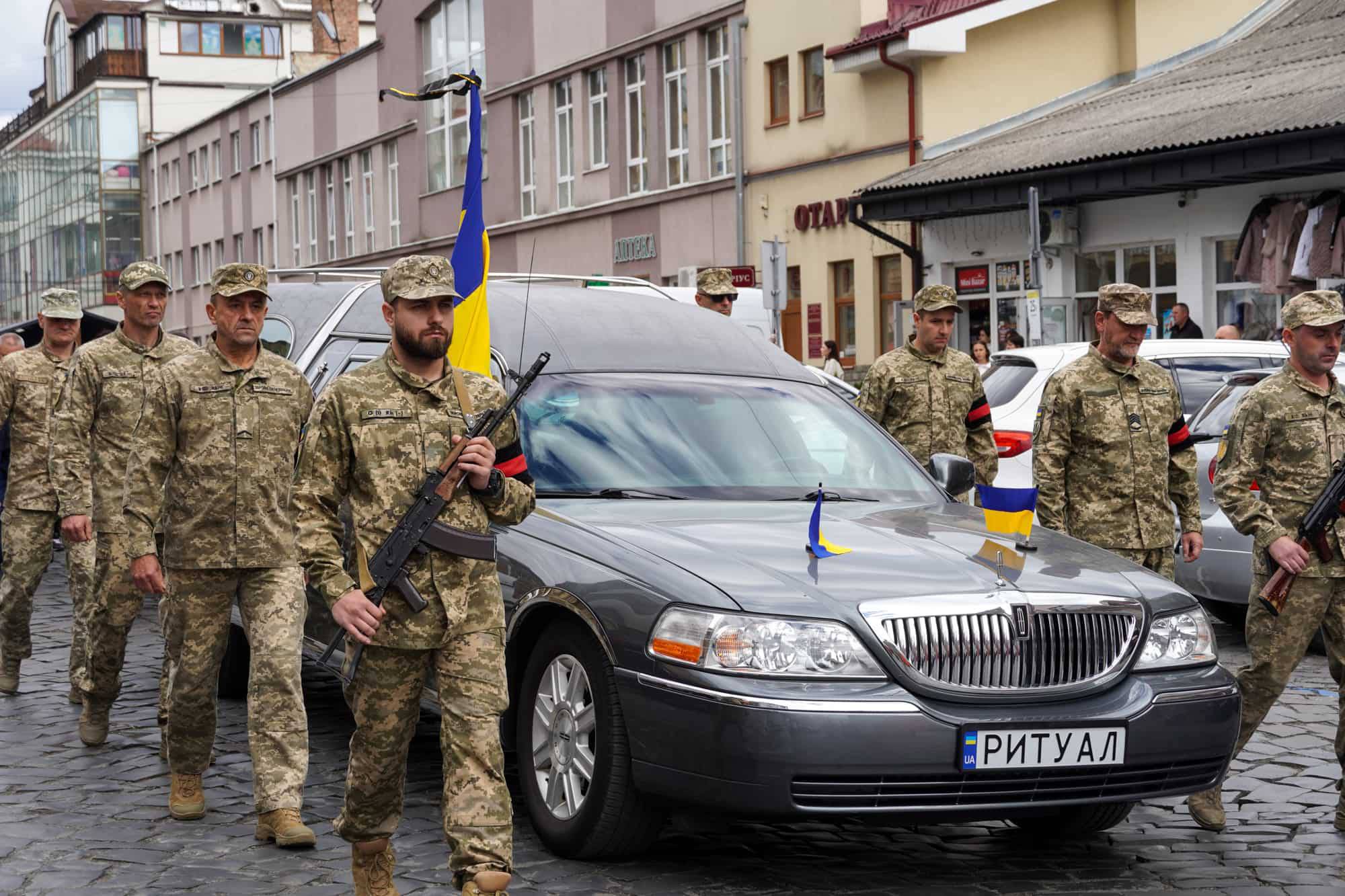 До останнього залишався там, де був потрібен побратимам та рідній Україні: з таким Героєм – 52-річним старшим солдатом Юрієм Сабо – сьогодні попрощався Ужгород