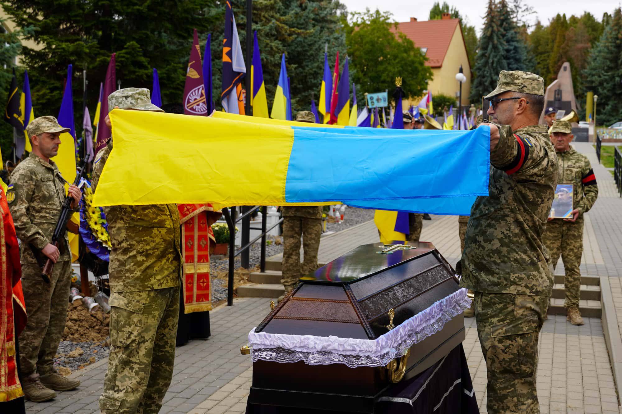 До останнього залишався там, де був потрібен побратимам та рідній Україні: з таким Героєм – 52-річним старшим солдатом Юрієм Сабо – сьогодні попрощався Ужгород
