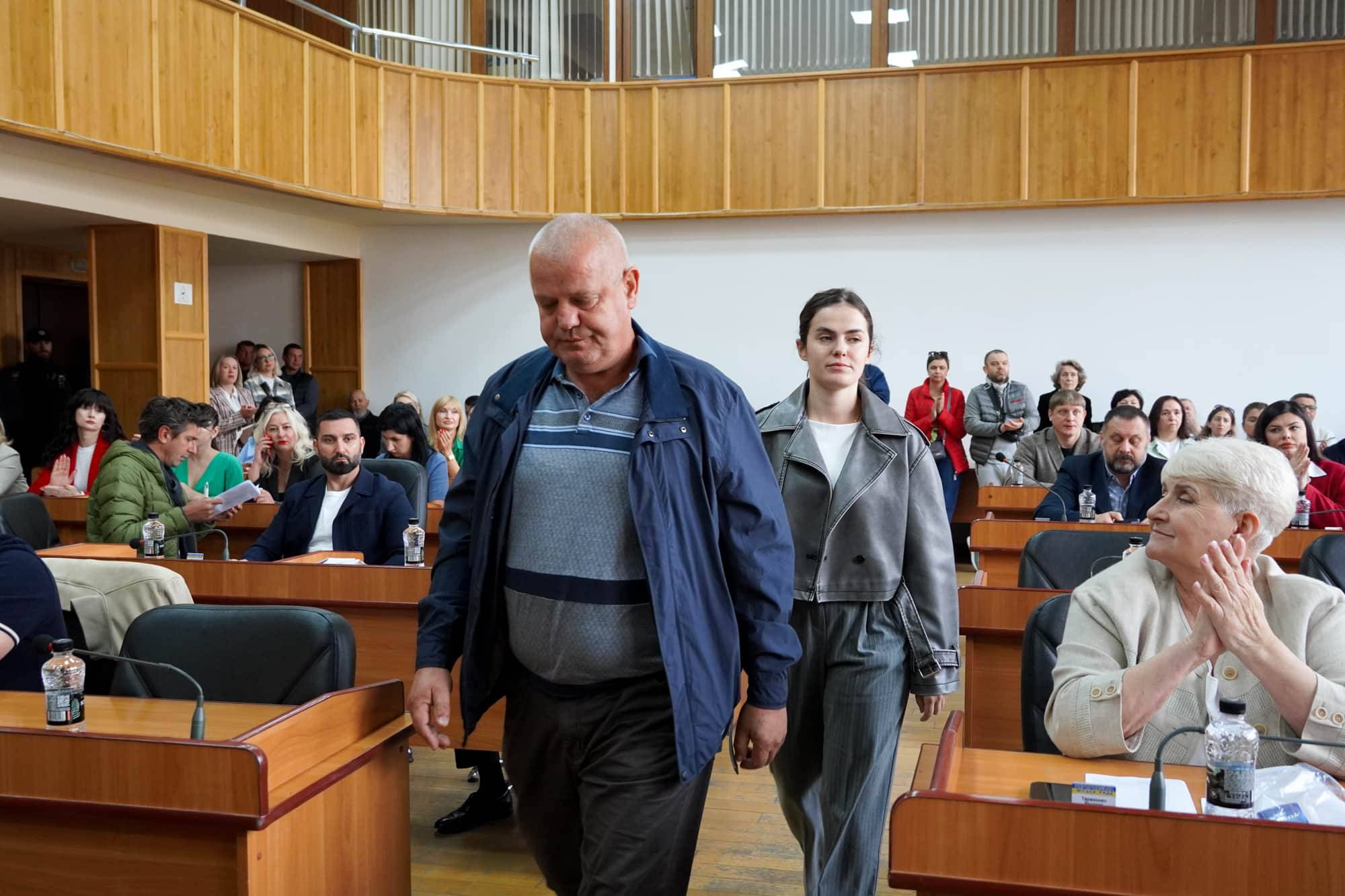 Перед початком роботи чергової сесії Ужгородської міської ради сьогодні, 24 вересня, міський голова Богдан Андріїв виконав важливу місію – вручив почесну грамоту 33-го окремого штурмового полку