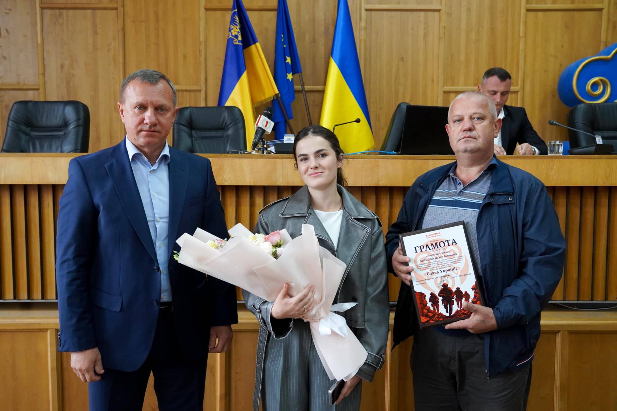 Перед початком роботи чергової сесії Ужгородської міської ради сьогодні, 24 вересня, міський голова Богдан Андріїв виконав важливу місію – вручив почесну грамоту 33-го окремого штурмового полку