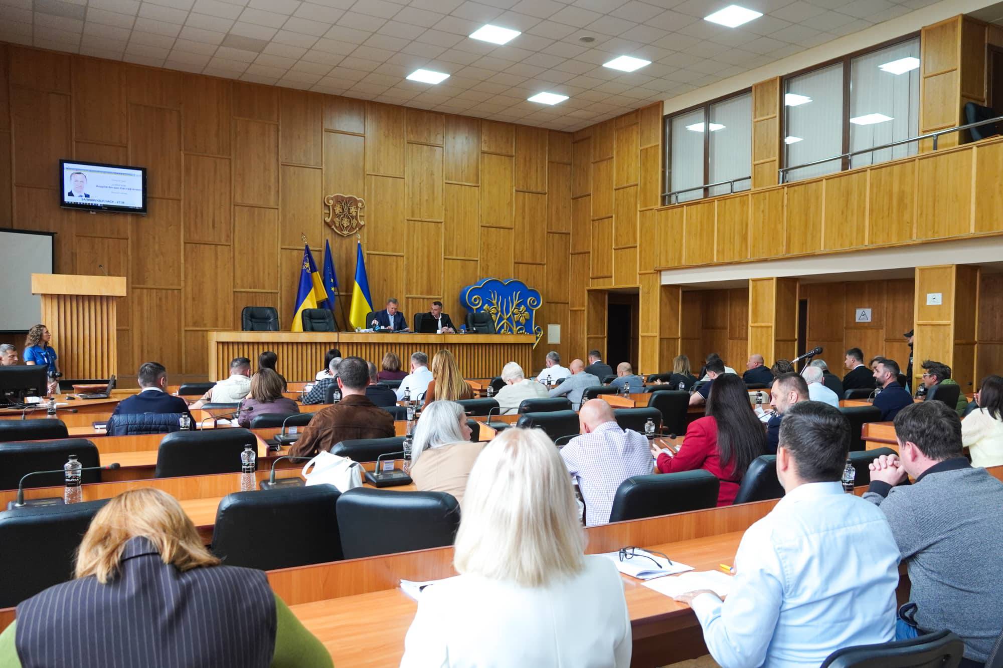 Депутати нині на черговій сесії проголосували й за проєкт рішення, який передбачає виділення 83 мешканцям Ужгорода матеріальної допомоги на 717 000 гривень