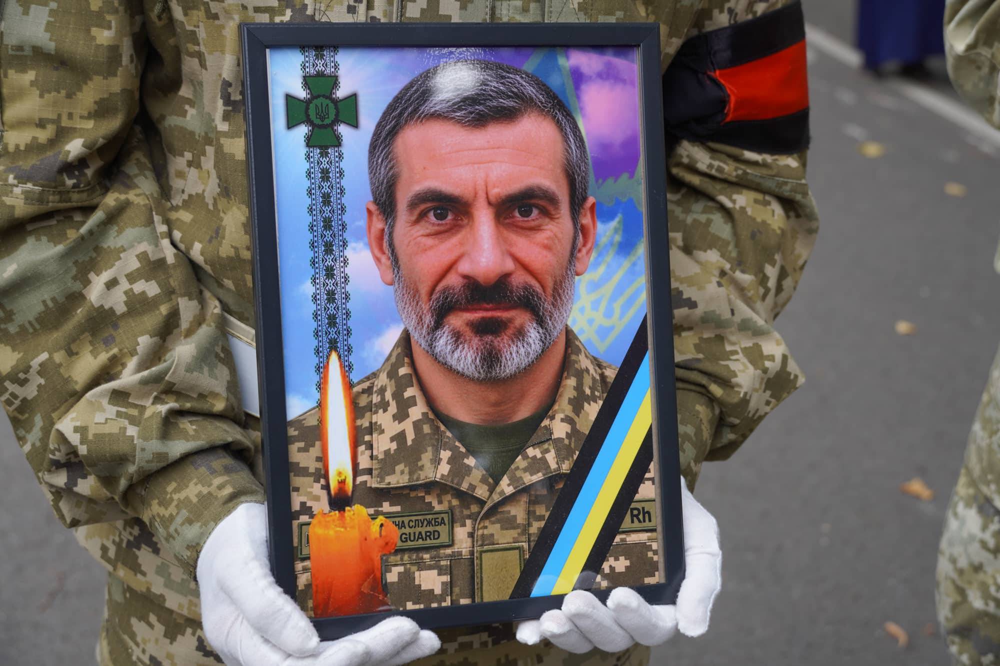Його повернення рідні чекали більше року: в Ужгороді сьогодні поховали 47-річного старшого солдата Олександра Талахадзе
