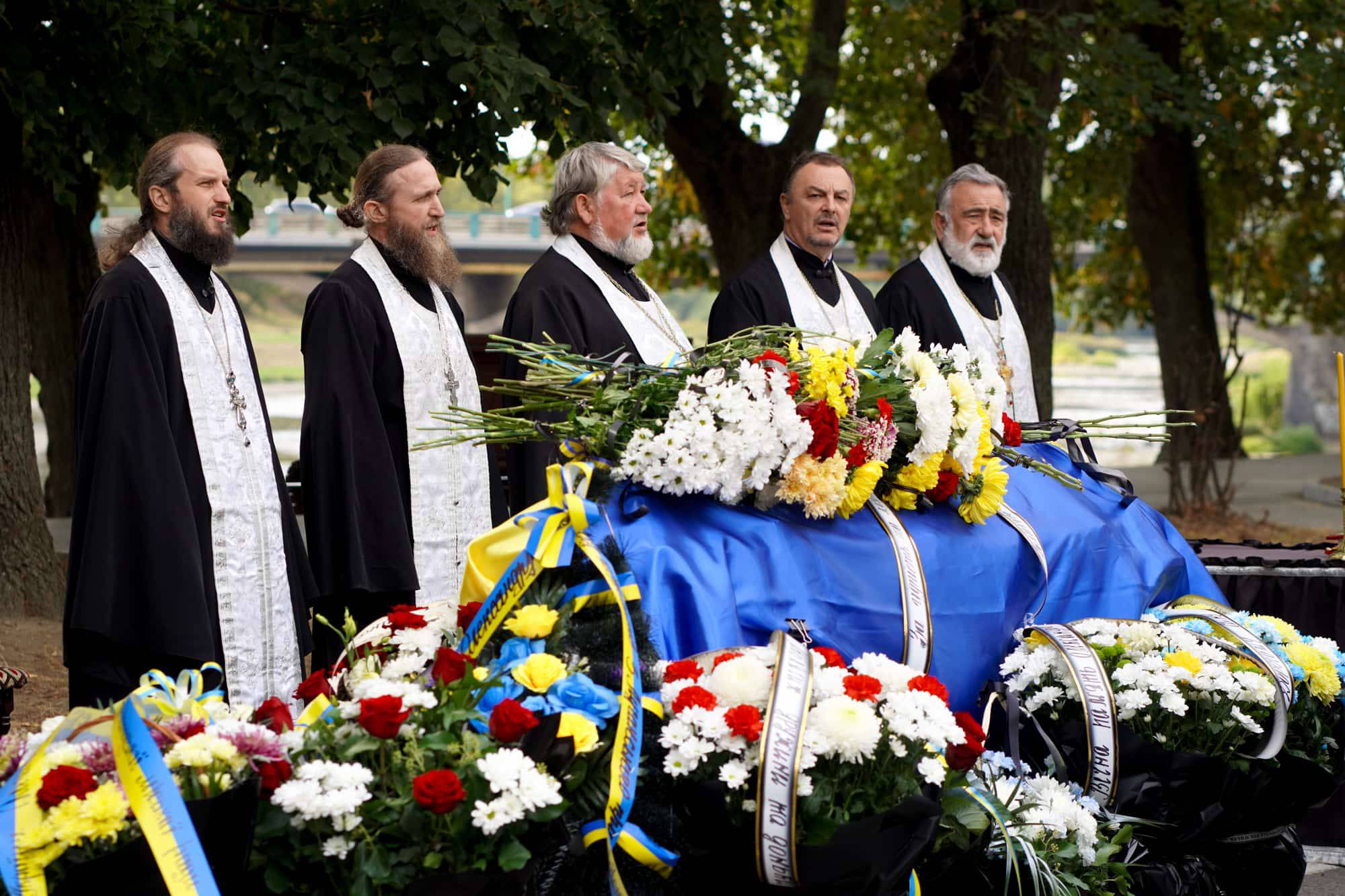 Його повернення рідні чекали більше року: в Ужгороді сьогодні поховали 47-річного старшого солдата Олександра Талахадзе