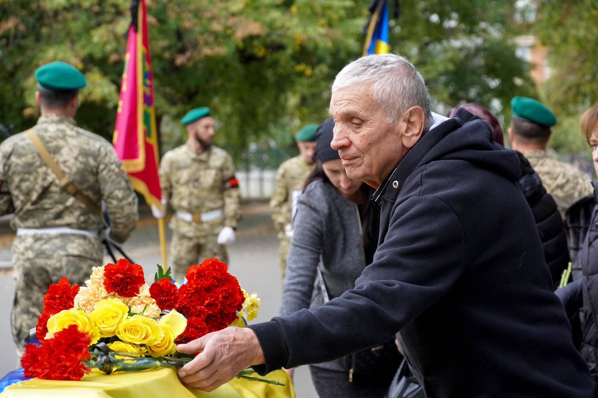 Його повернення рідні чекали більше року: в Ужгороді сьогодні поховали 47-річного старшого солдата Олександра Талахадзе