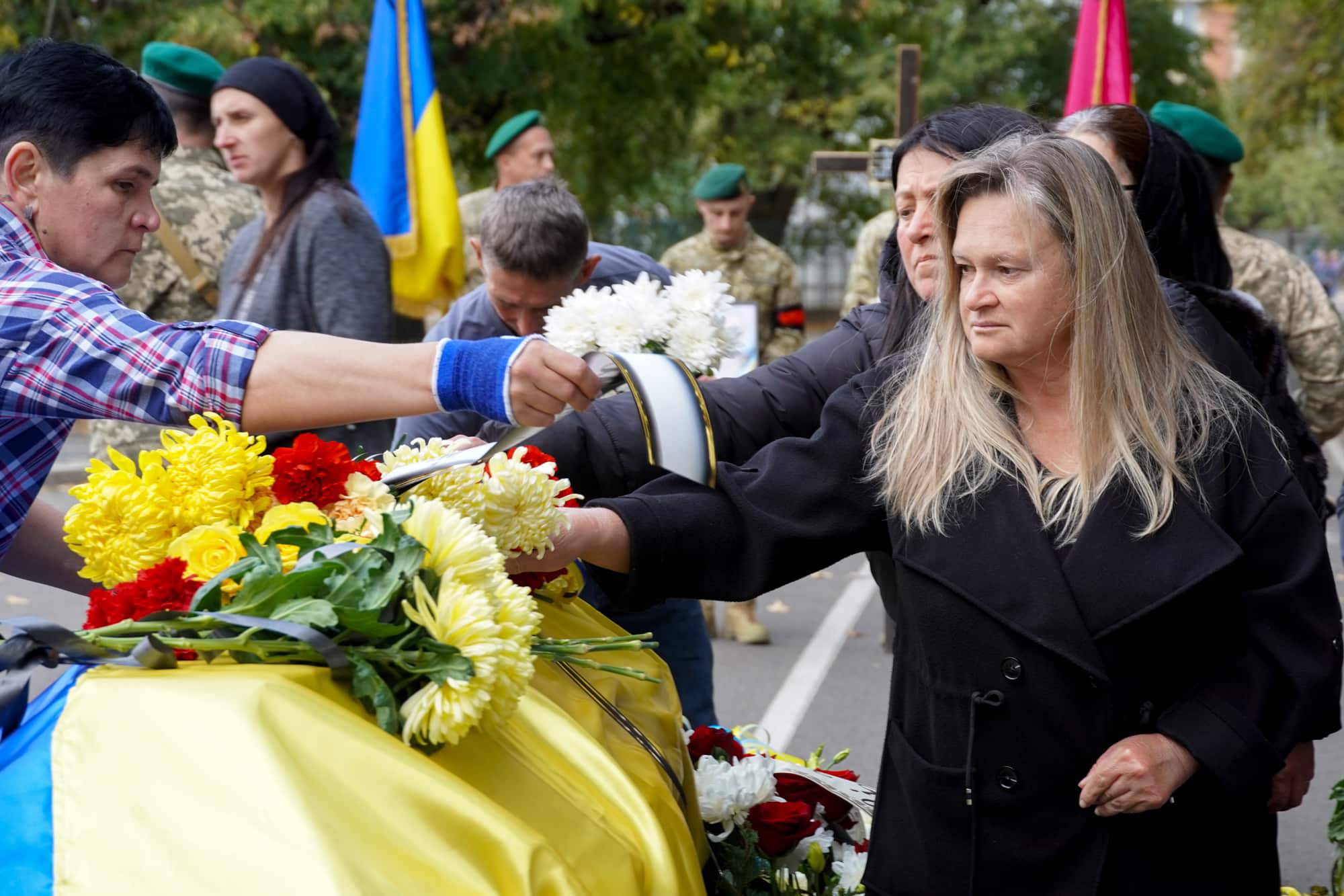 Його повернення рідні чекали більше року: в Ужгороді сьогодні поховали 47-річного старшого солдата Олександра Талахадзе