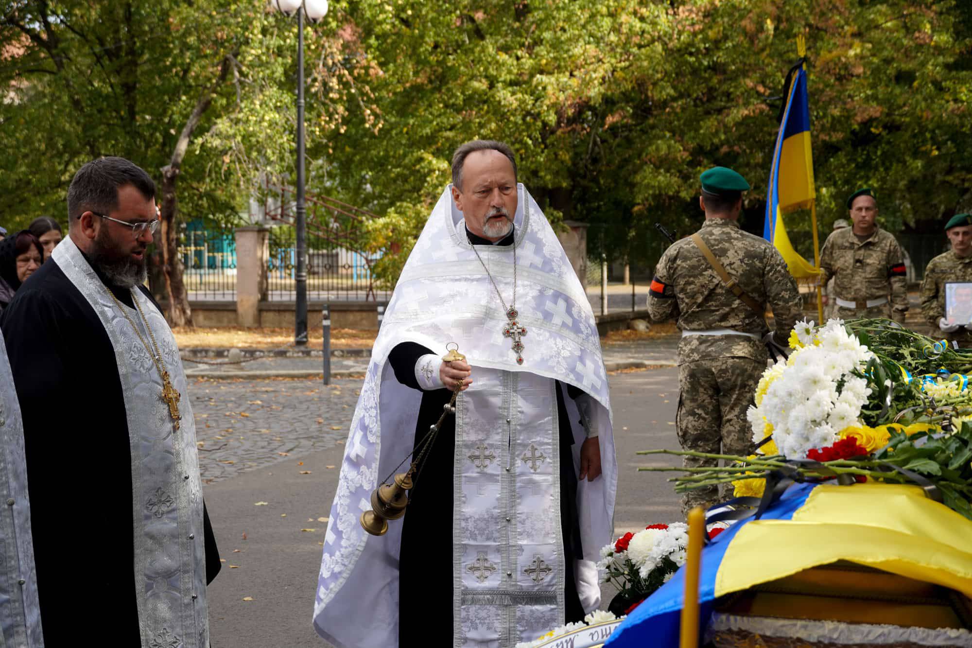 Його повернення рідні чекали більше року: в Ужгороді сьогодні поховали 47-річного старшого солдата Олександра Талахадзе