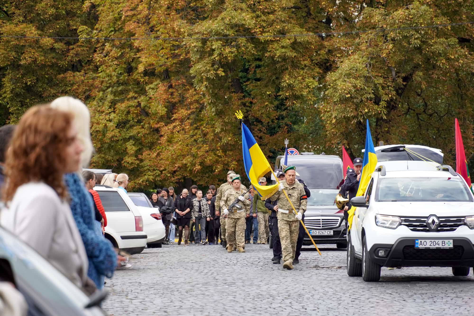 Його повернення рідні чекали більше року: в Ужгороді сьогодні поховали 47-річного старшого солдата Олександра Талахадзе