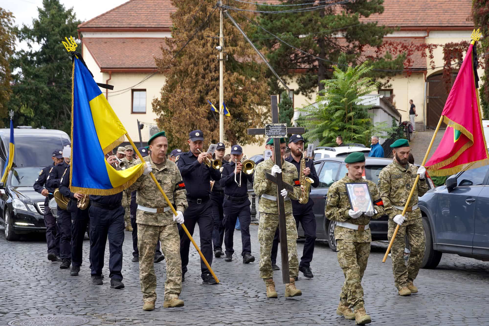 Його повернення рідні чекали більше року: в Ужгороді сьогодні поховали 47-річного старшого солдата Олександра Талахадзе