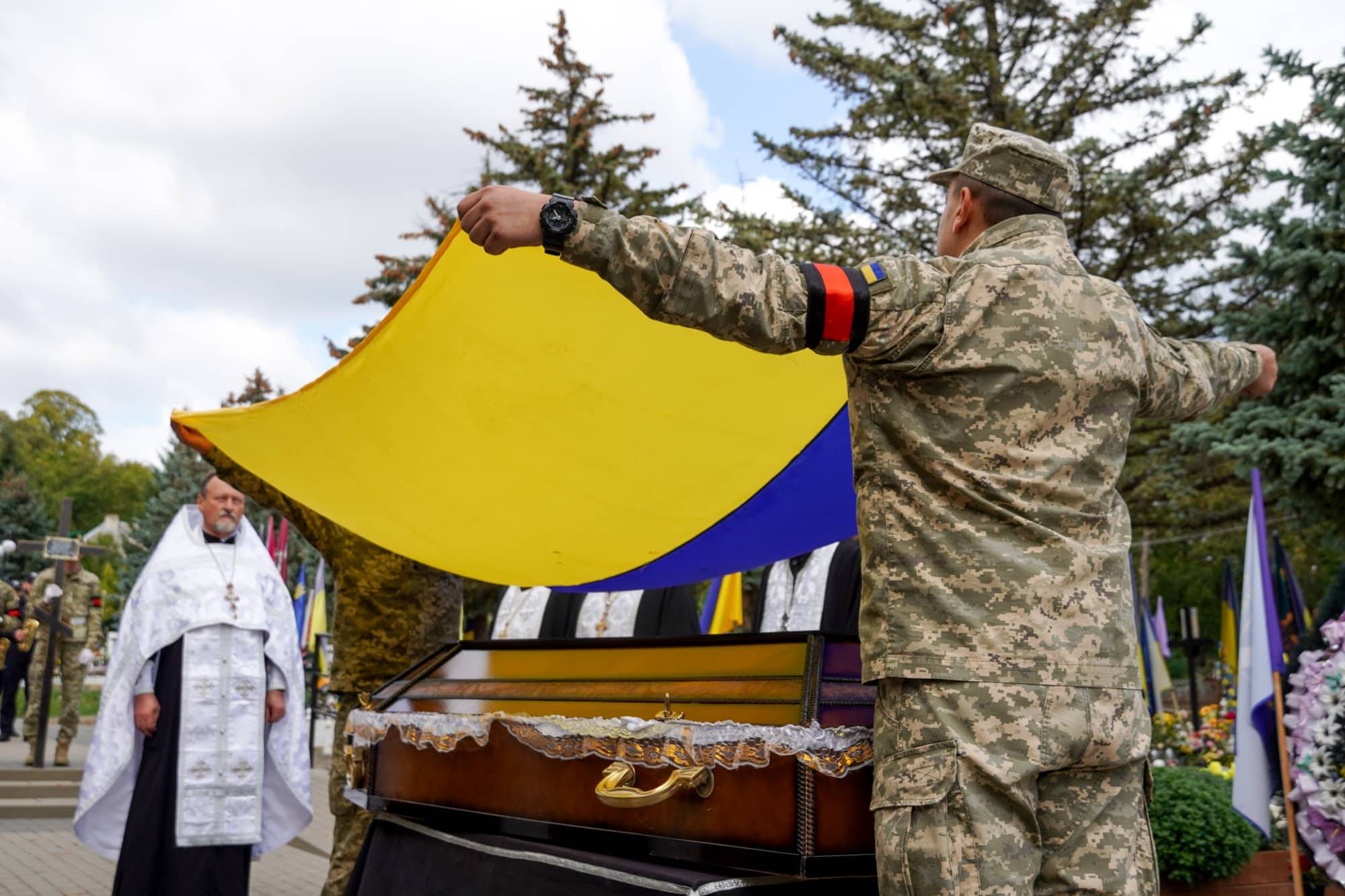 Його повернення рідні чекали більше року: в Ужгороді сьогодні поховали 47-річного старшого солдата Олександра Талахадзе