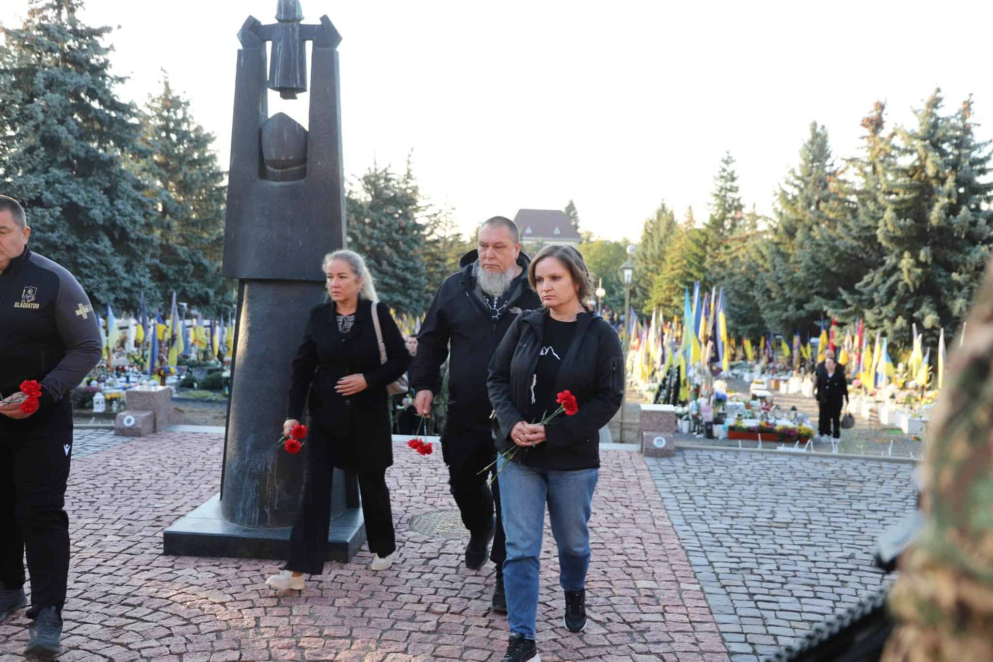 Сьогодні, 1 жовтня, у День захисників та захисниць України, вшанували пам'ять полеглих воїнів на Пагорбі Слави