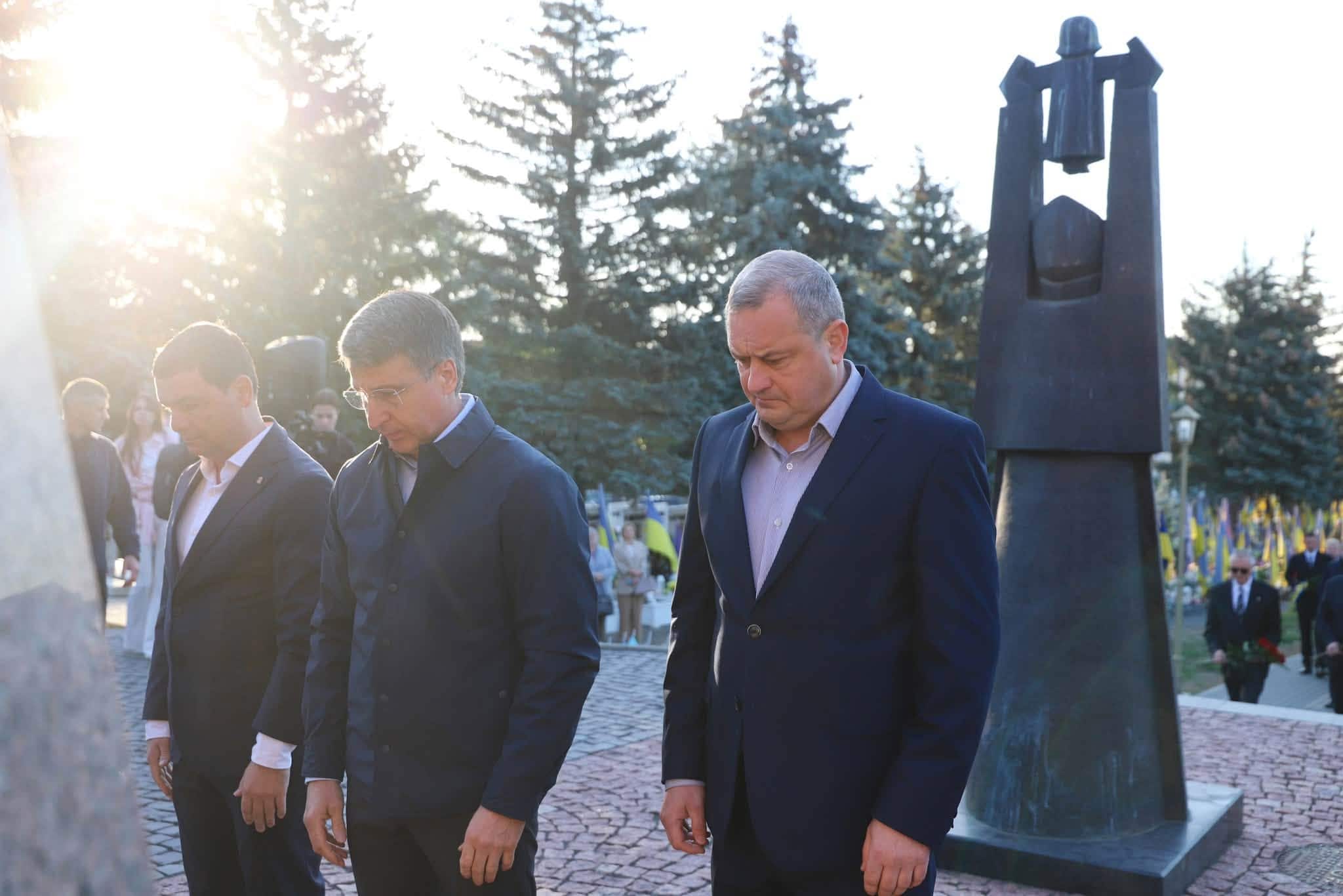 Сьогодні, 1 жовтня, у День захисників та захисниць України, вшанували пам'ять полеглих воїнів на Пагорбі Слави