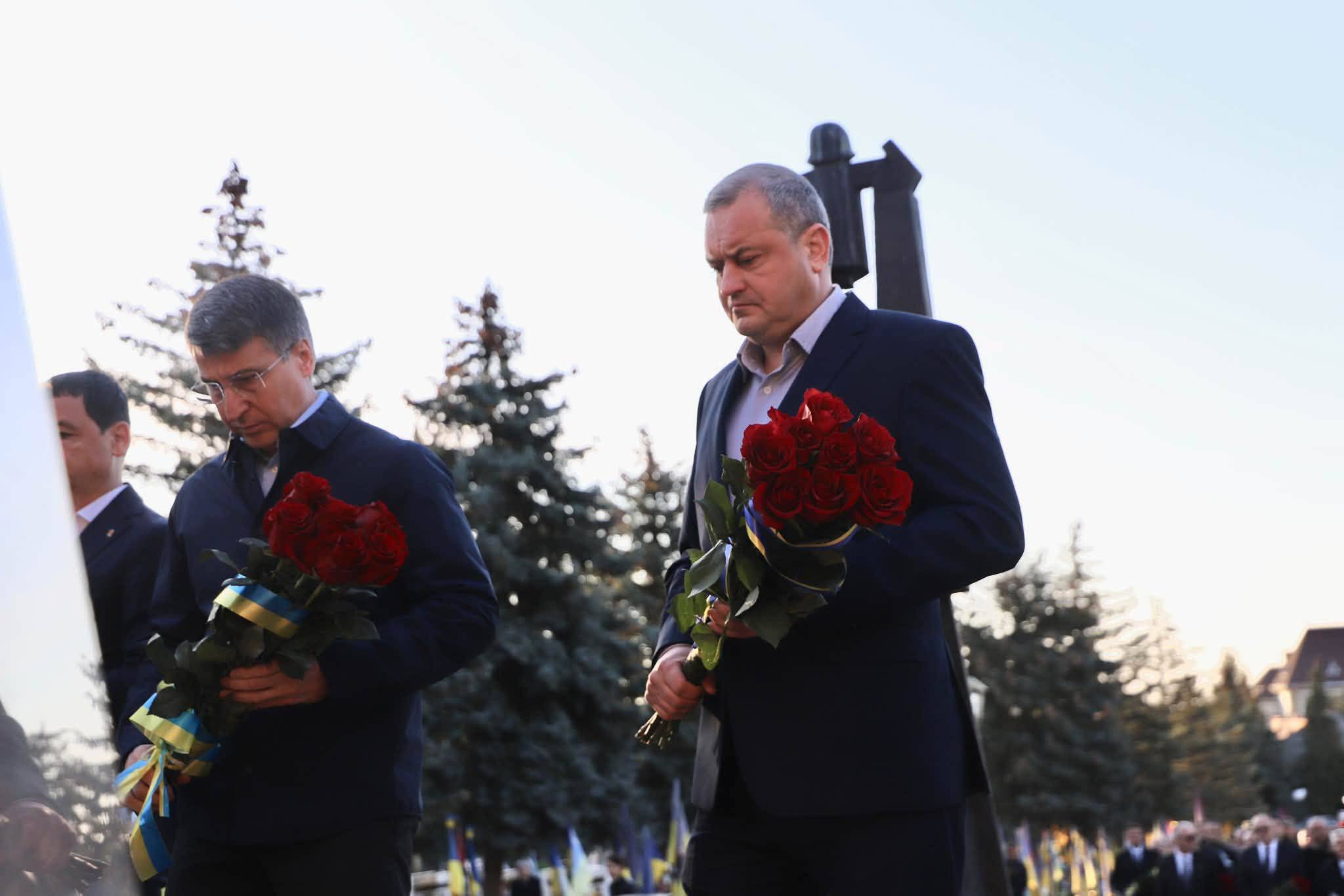 Сьогодні, 1 жовтня, у День захисників та захисниць України, вшанували пам'ять полеглих воїнів на Пагорбі Слави