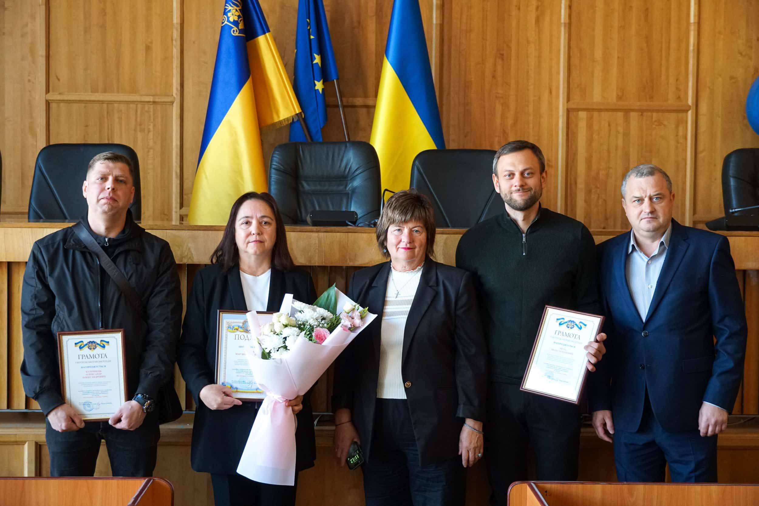 В.о. міського голови, заступник міського голови Вадим Борець вручив подяку та грамоти Ужгородської міської ради з нагоди Дня захисників і захисниць