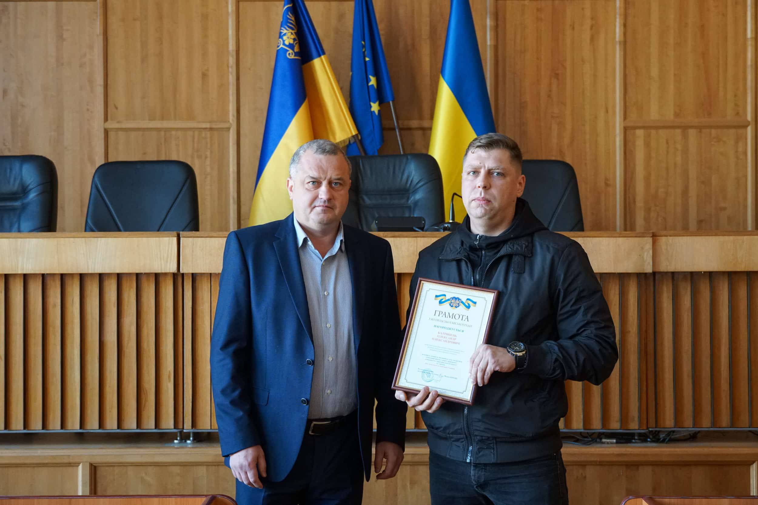 В.о. міського голови, заступник міського голови Вадим Борець вручив подяку та грамоти Ужгородської міської ради з нагоди Дня захисників і захисниць