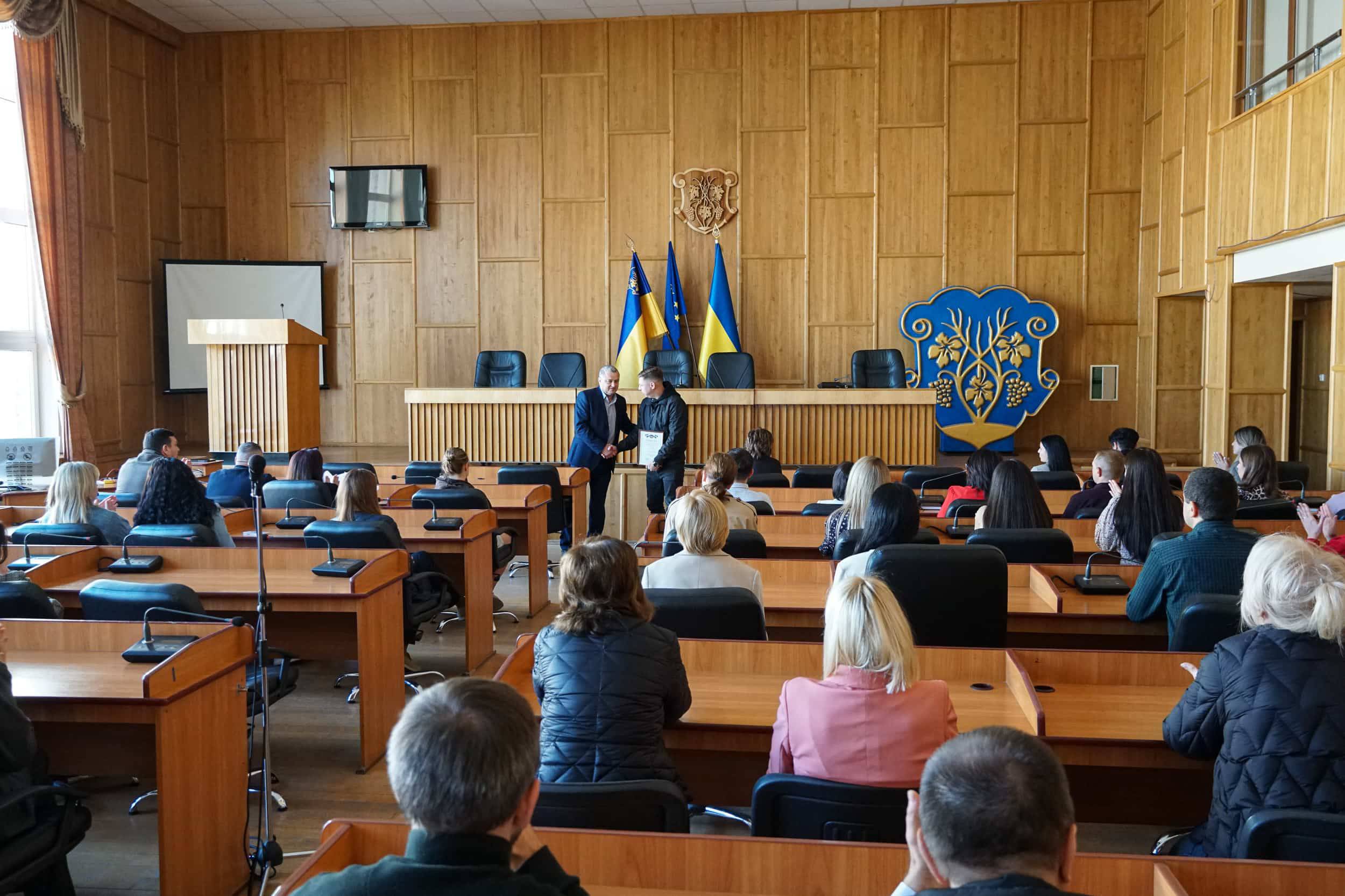 В.о. міського голови, заступник міського голови Вадим Борець вручив подяку та грамоти Ужгородської міської ради з нагоди Дня захисників і захисниць