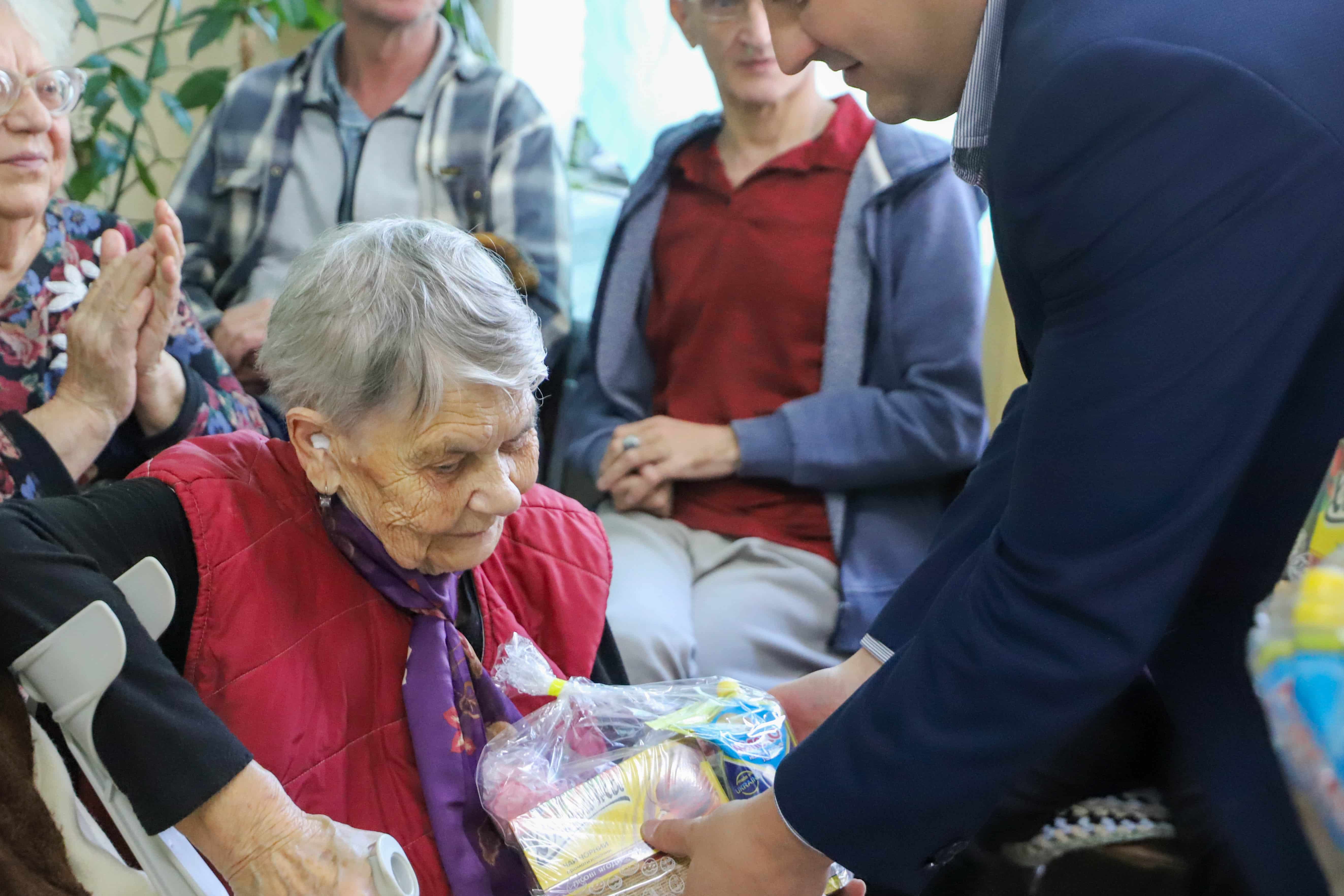 Для підопічних відділення стаціонарного догляду Ужгородського міського терцентру соціального обслуговування департаменту соціальної політики міської ради організували тепле свято