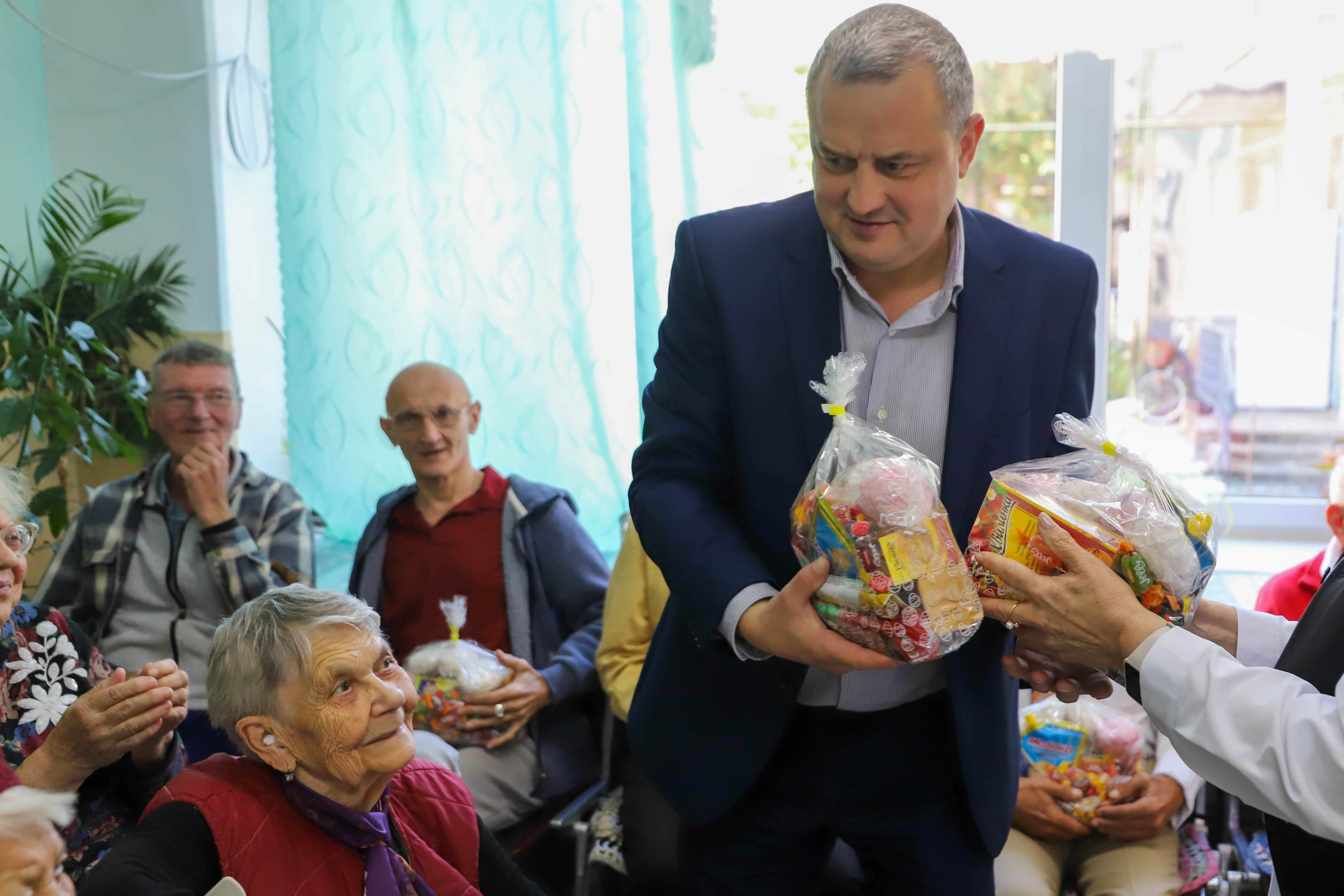 Для підопічних відділення стаціонарного догляду Ужгородського міського терцентру соціального обслуговування департаменту соціальної політики міської ради організували тепле свято