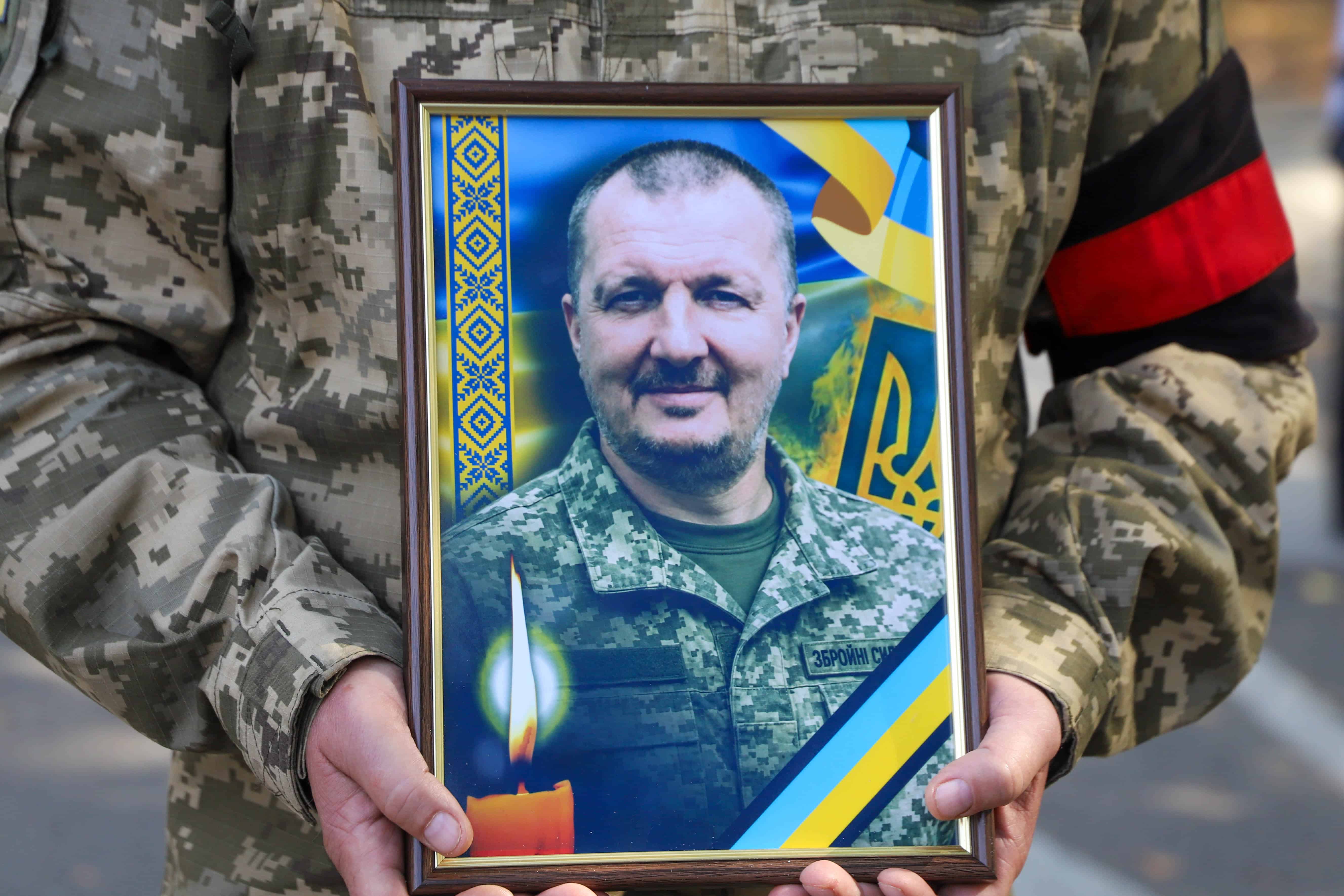 В Ужгороді сьогодні попрощалися зі ще одним захисником – 46-річним старшим сержантом Віталієм Черваком