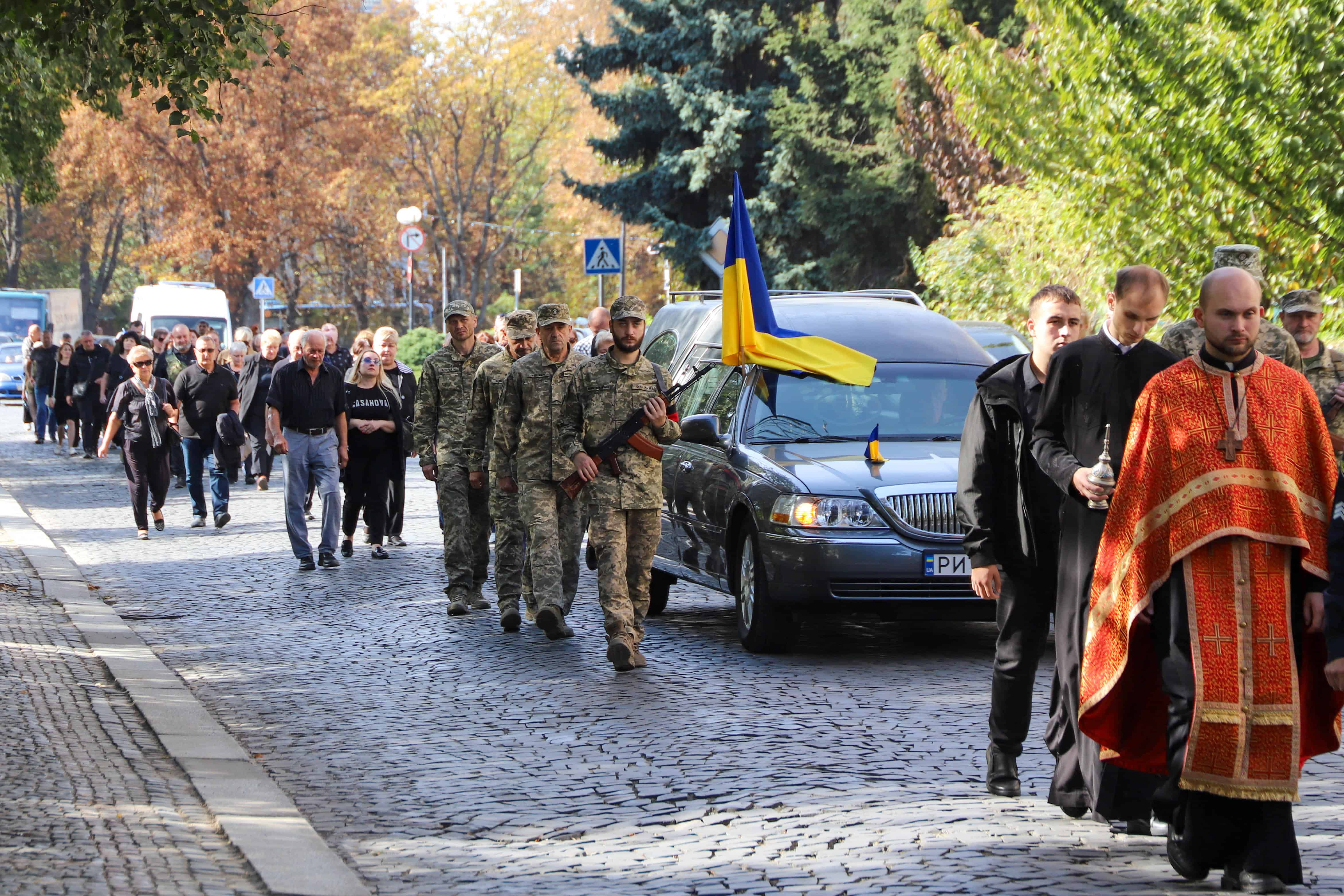 В Ужгороді сьогодні попрощалися зі ще одним захисником – 46-річним старшим сержантом Віталієм Черваком