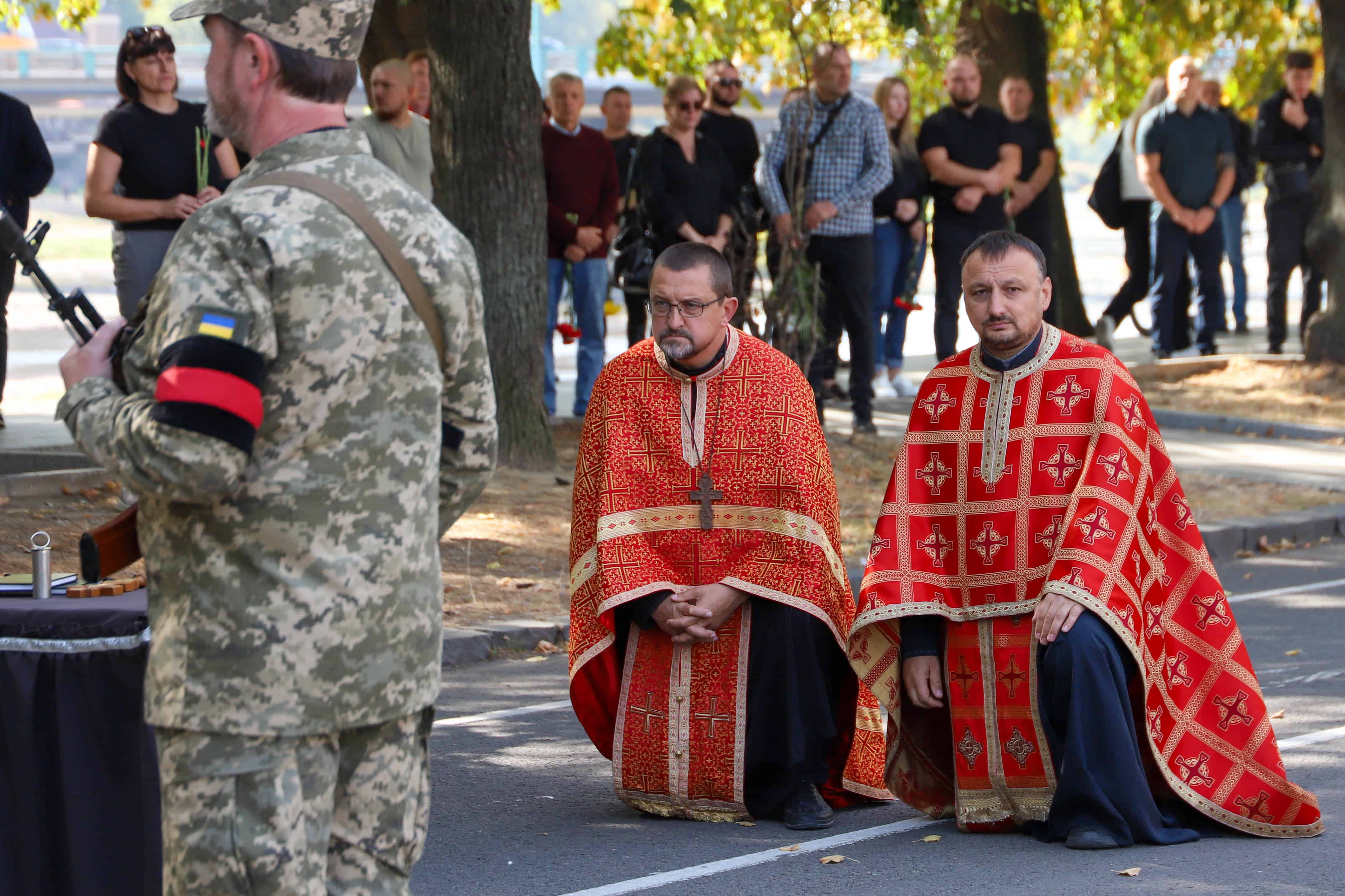 В Ужгороді сьогодні попрощалися зі ще одним захисником – 46-річним старшим сержантом Віталієм Черваком