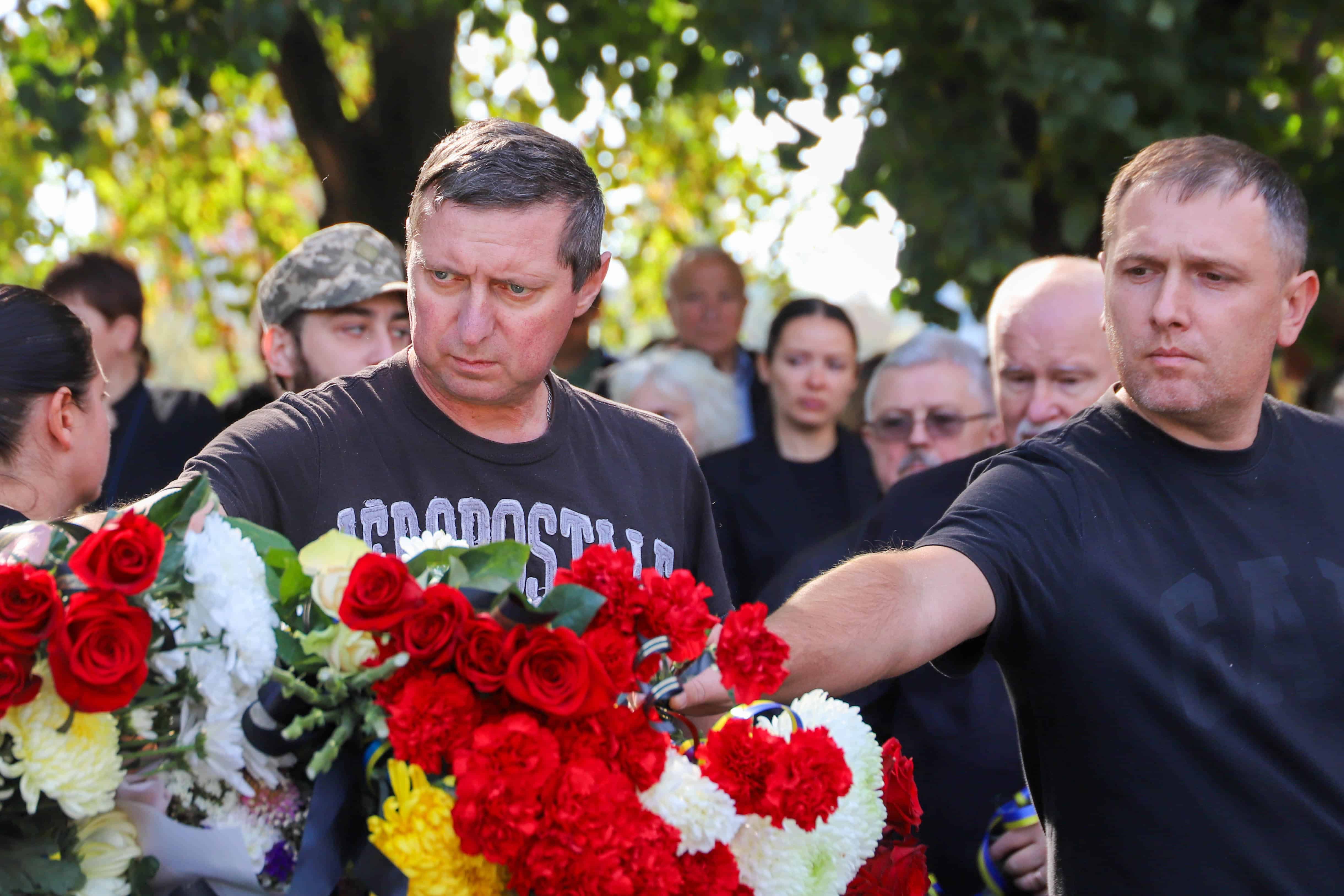 В Ужгороді сьогодні попрощалися зі ще одним захисником – 46-річним старшим сержантом Віталієм Черваком