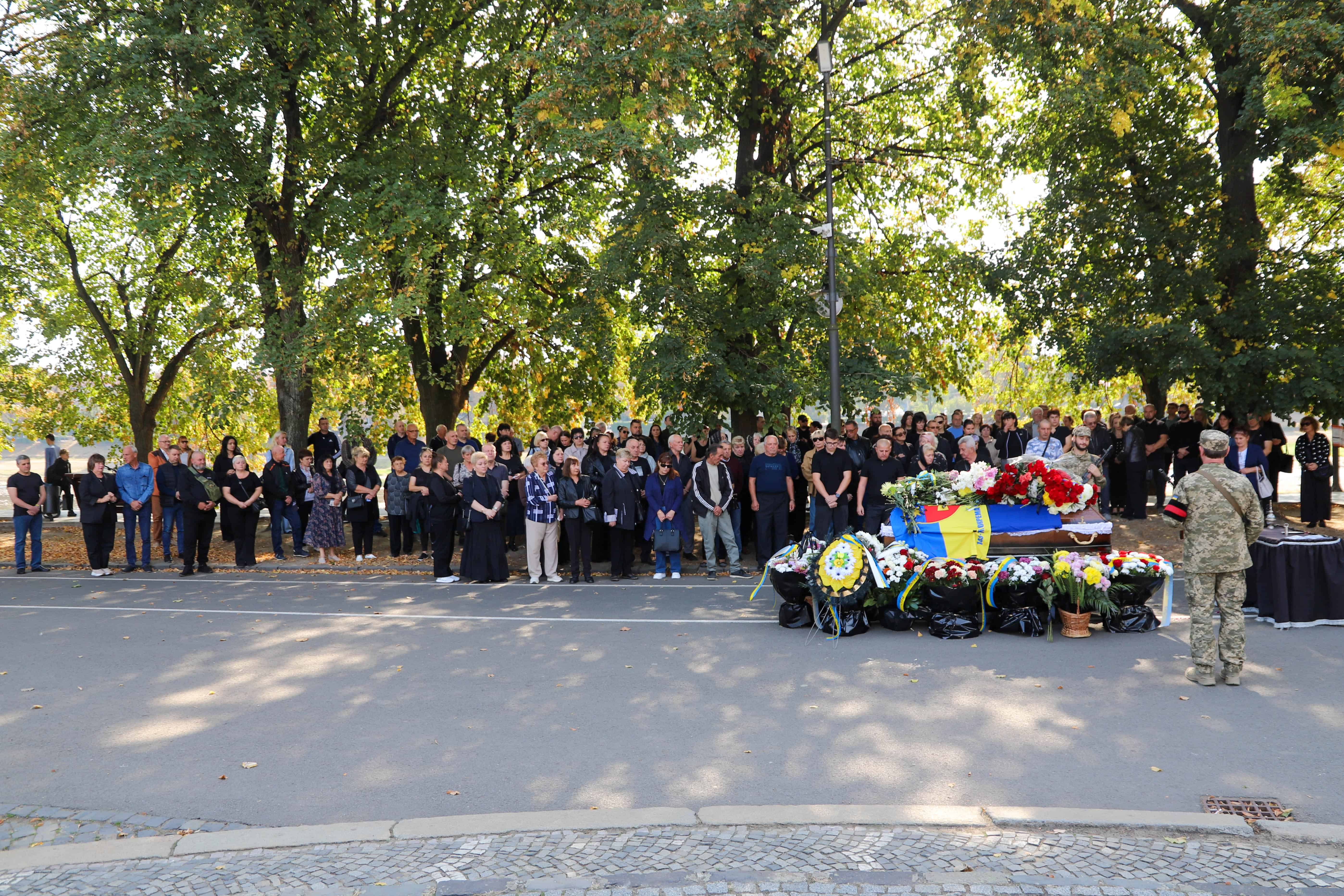 В Ужгороді сьогодні попрощалися зі ще одним захисником – 46-річним старшим сержантом Віталієм Черваком