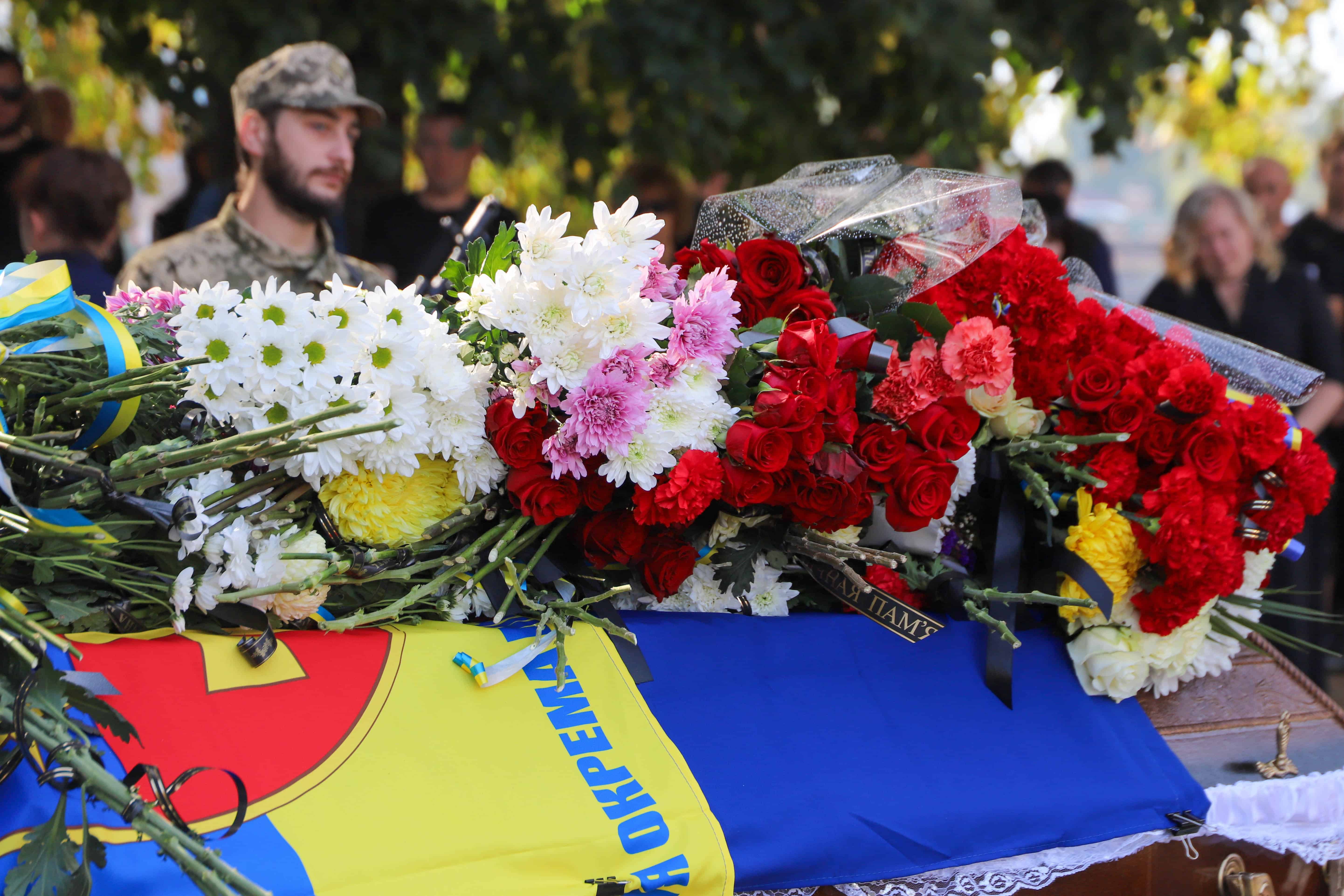 В Ужгороді сьогодні попрощалися зі ще одним захисником – 46-річним старшим сержантом Віталієм Черваком