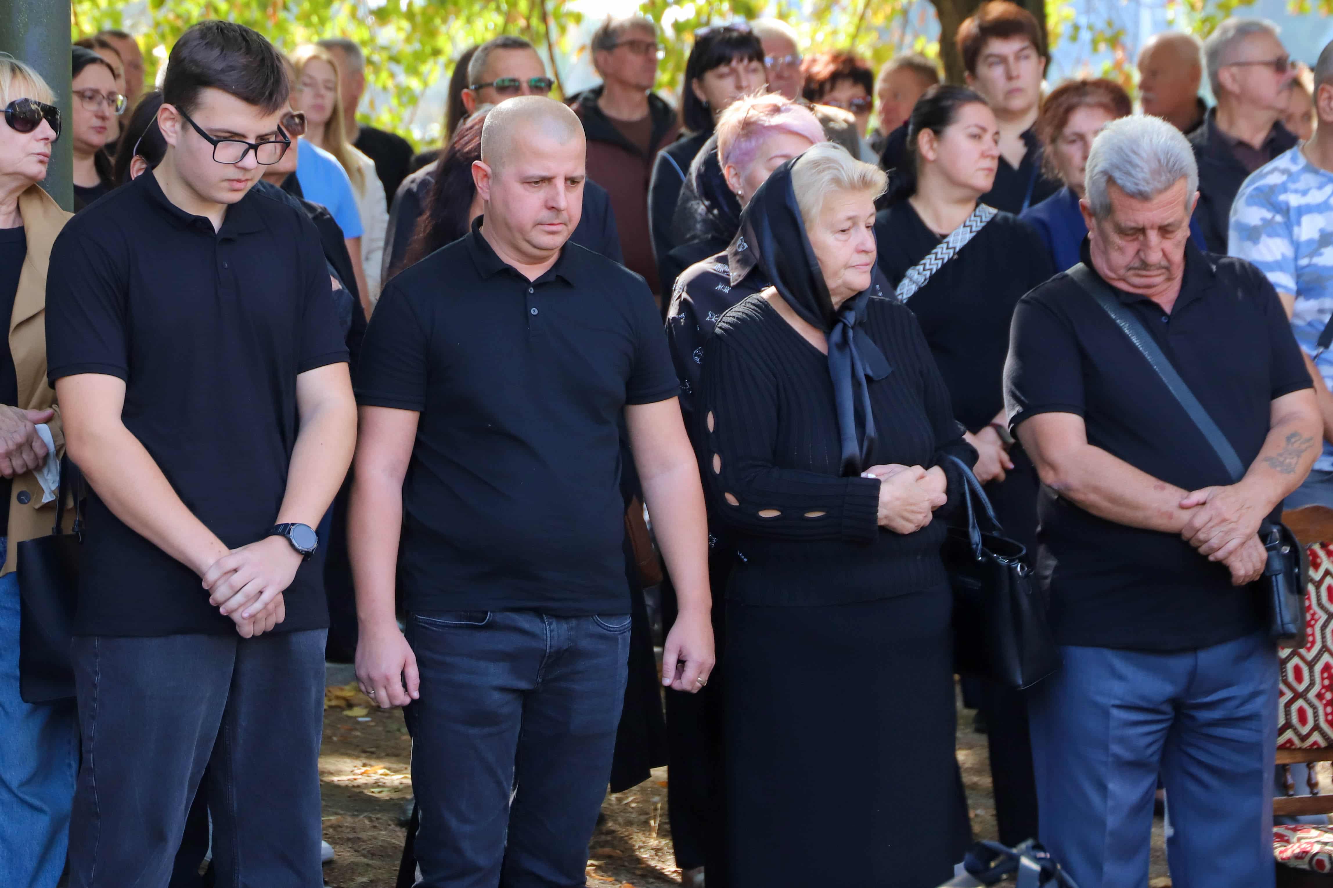 В Ужгороді сьогодні попрощалися зі ще одним захисником – 46-річним старшим сержантом Віталієм Черваком