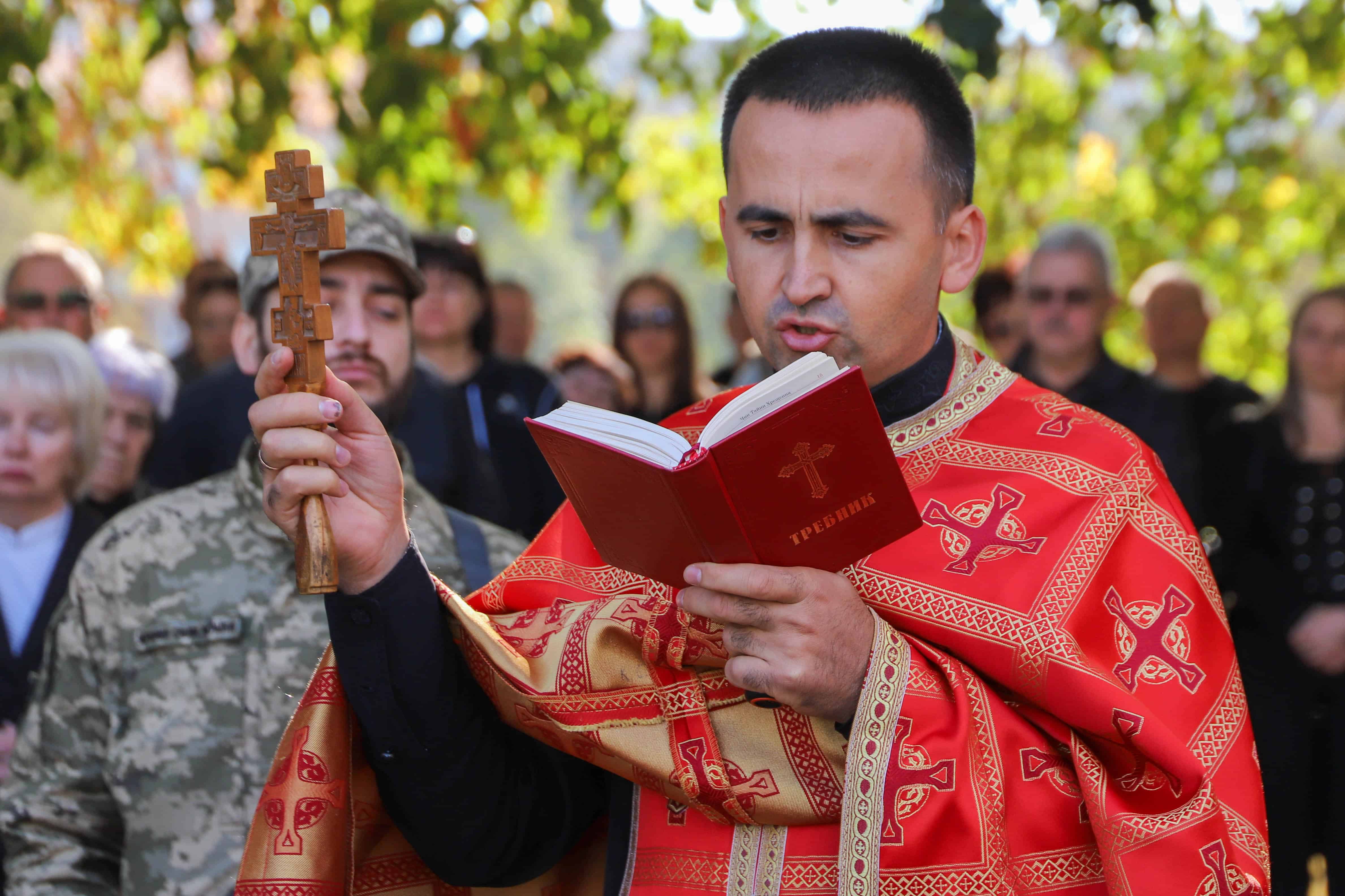 В Ужгороді сьогодні попрощалися зі ще одним захисником – 46-річним старшим сержантом Віталієм Черваком